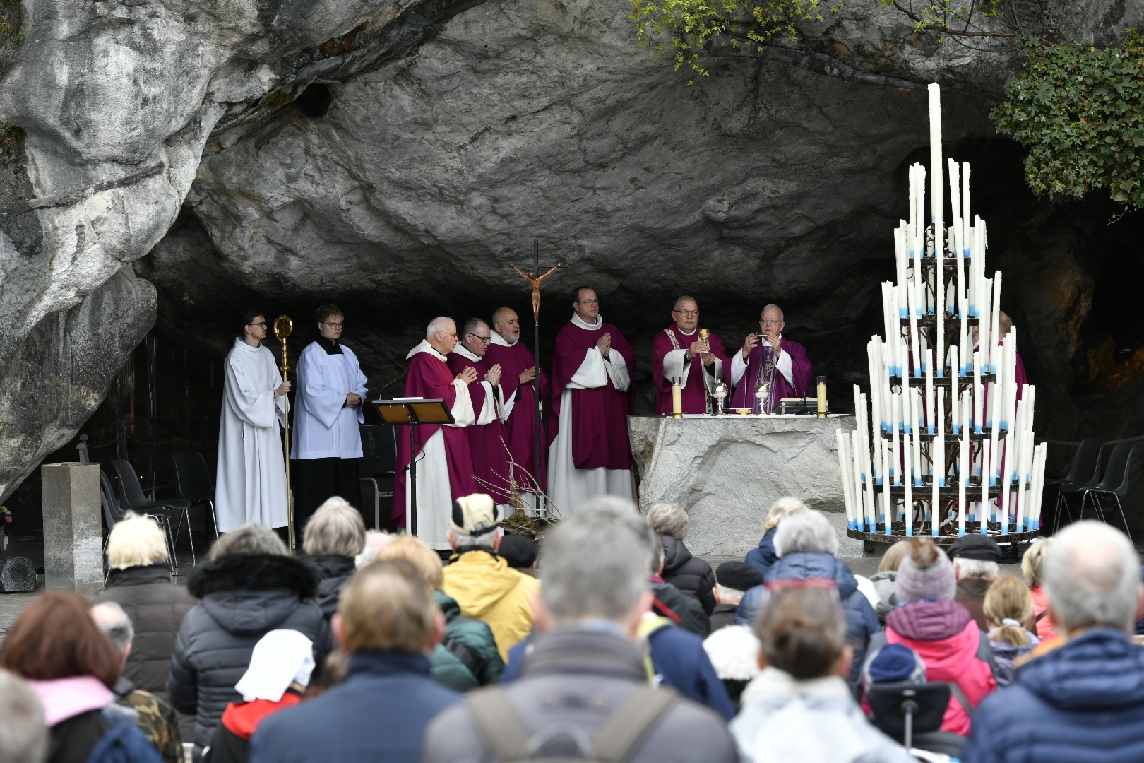 Heilige Messe an der Grotte in Lourdes