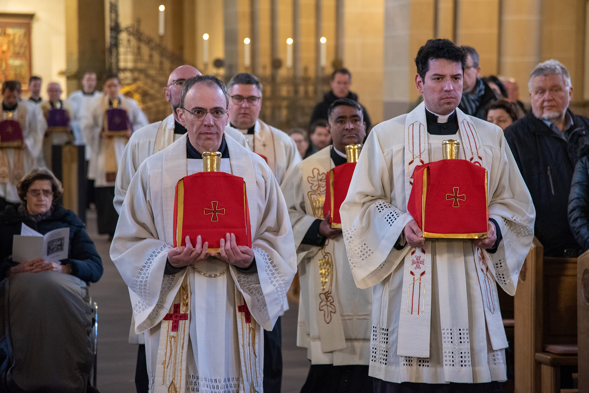 Diözesanadministrator ermutigt zum priesterlichen Dienst. Chrisam-Messe im Paderborner Dom mit Erneuerung des Weiheversprechens und Weihe der heiligen Öle