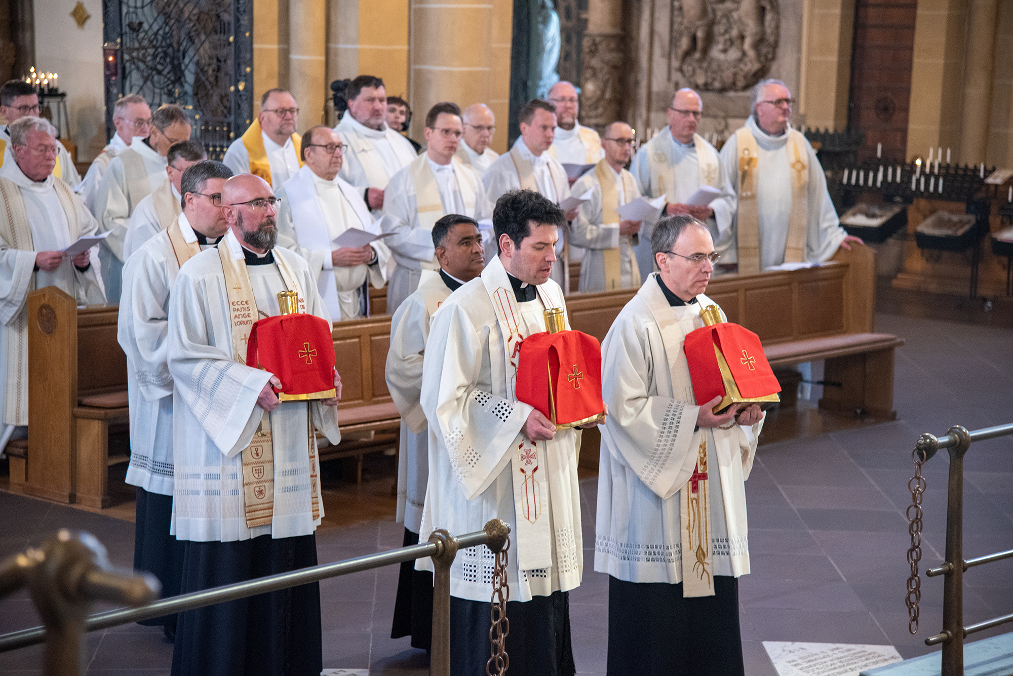 Diözesanadministrator ermutigt zum priesterlichen Dienst. Chrisam-Messe im Paderborner Dom mit Erneuerung des Weiheversprechens und Weihe der heiligen Öle