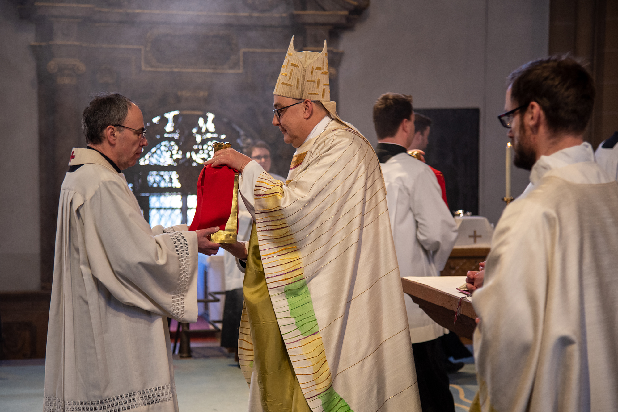 Diözesanadministrator ermutigt zum priesterlichen Dienst. Chrisam-Messe im Paderborner Dom mit Erneuerung des Weiheversprechens und Weihe der heiligen Öle