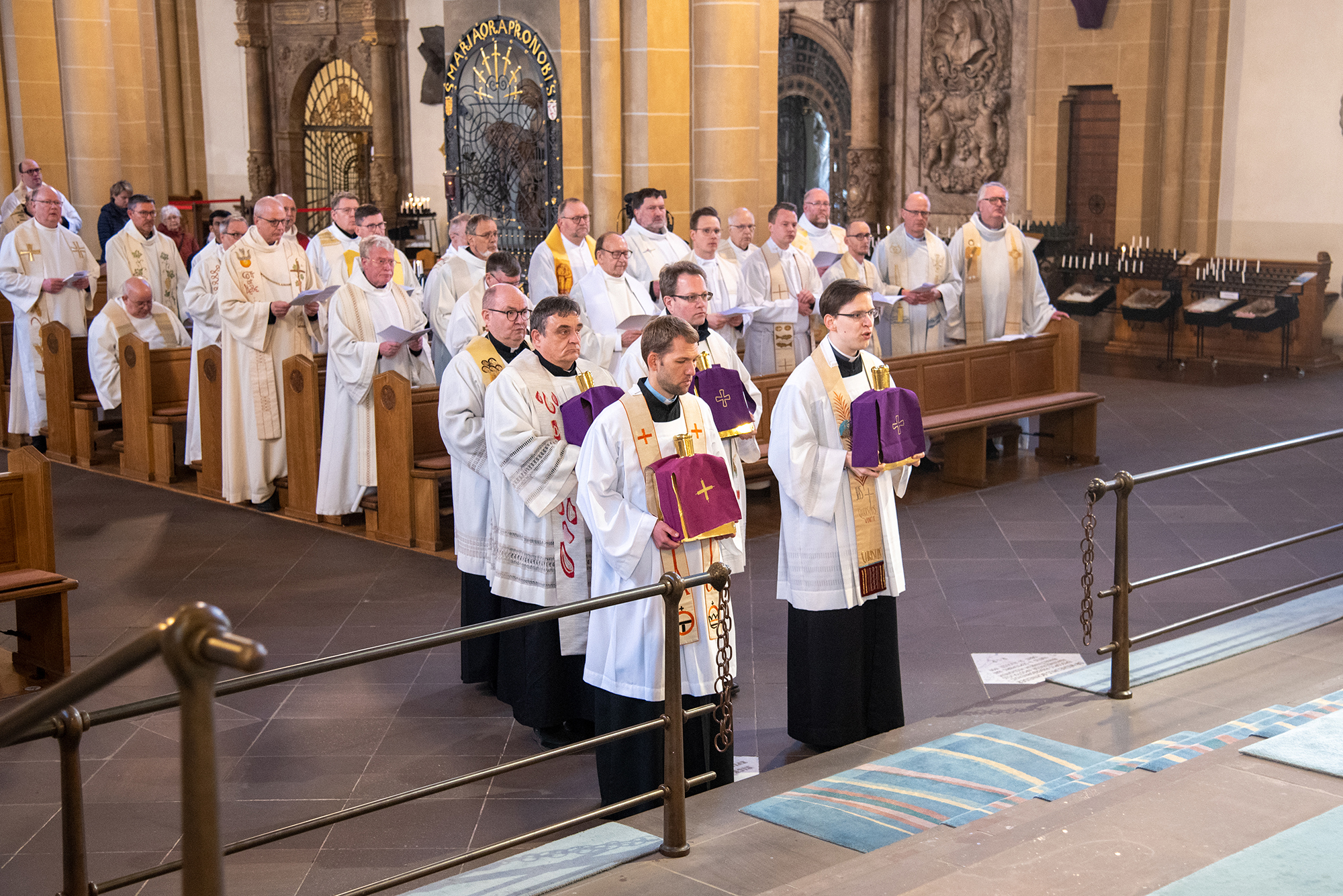 Diözesanadministrator ermutigt zum priesterlichen Dienst. Chrisam-Messe im Paderborner Dom mit Erneuerung des Weiheversprechens und Weihe der heiligen Öle