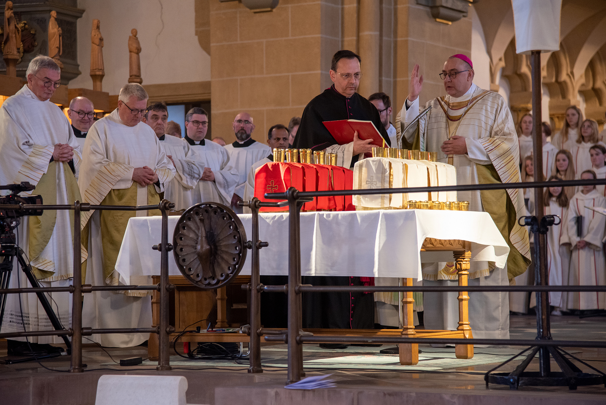 Diözesanadministrator ermutigt zum priesterlichen Dienst. Chrisam-Messe im Paderborner Dom mit Erneuerung des Weiheversprechens und Weihe der heiligen Öle
