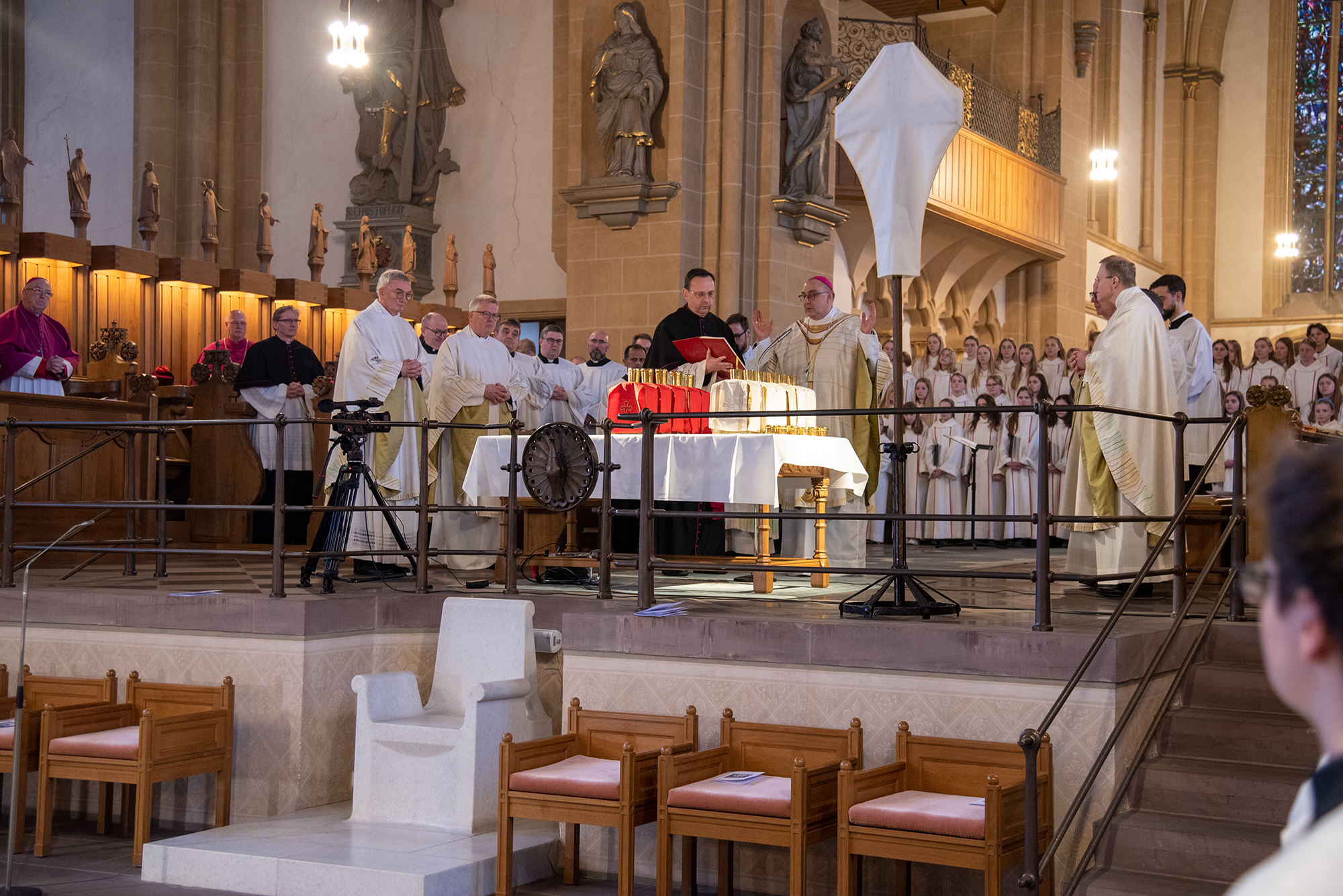 Diözesanadministrator ermutigt zum priesterlichen Dienst. Chrisam-Messe im Paderborner Dom mit Erneuerung des Weiheversprechens und Weihe der heiligen Öle