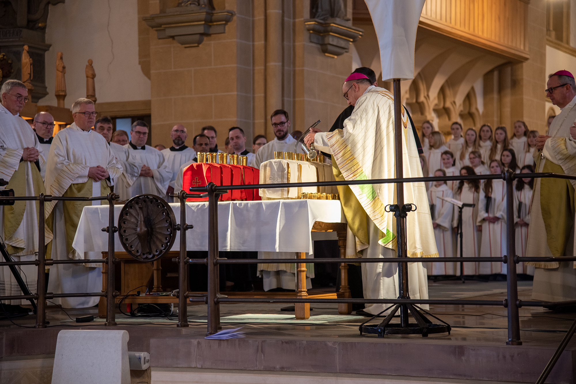 Diözesanadministrator ermutigt zum priesterlichen Dienst. Chrisam-Messe im Paderborner Dom mit Erneuerung des Weiheversprechens und Weihe der heiligen Öle