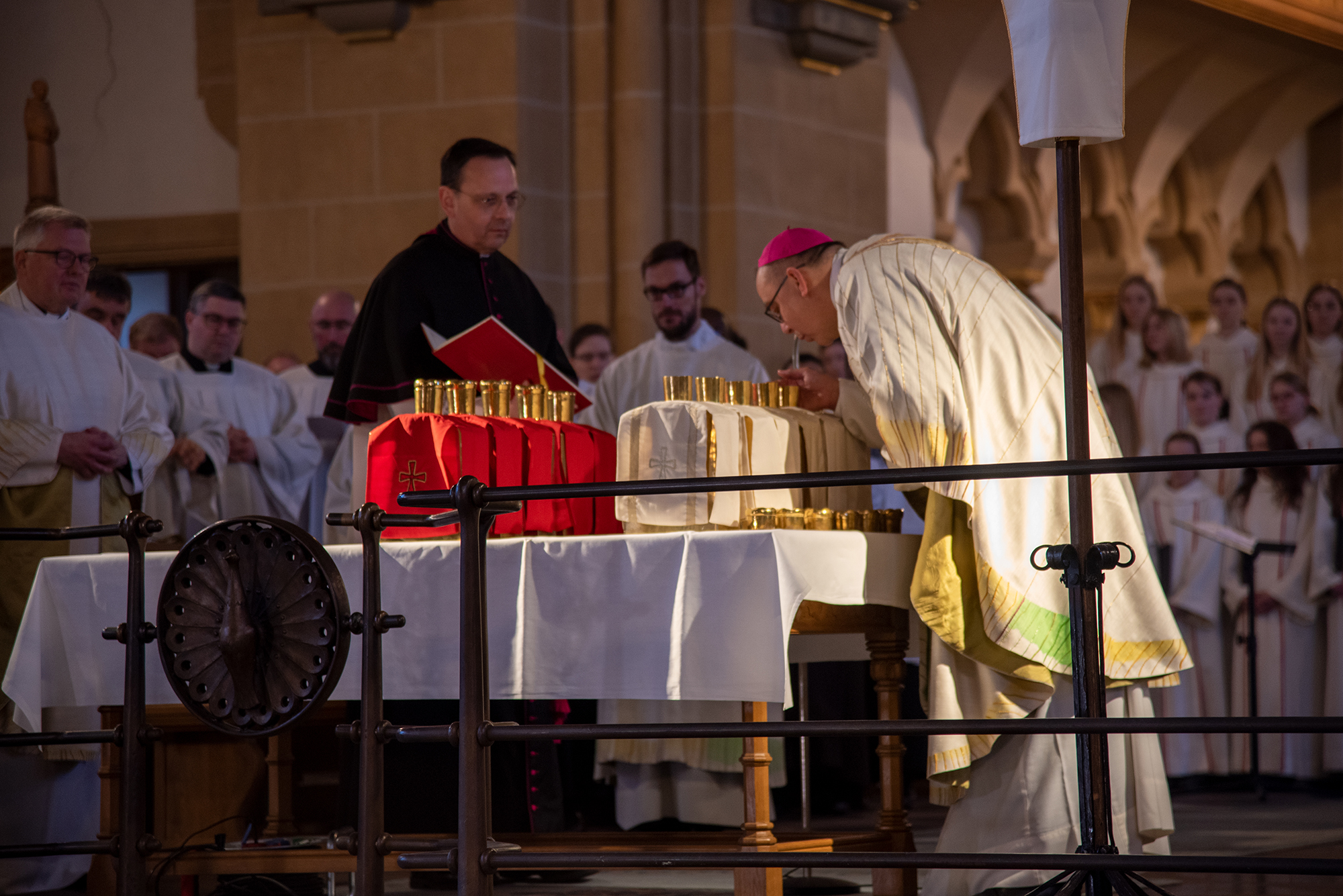 Diözesanadministrator ermutigt zum priesterlichen Dienst. Chrisam-Messe im Paderborner Dom mit Erneuerung des Weiheversprechens und Weihe der heiligen Öle