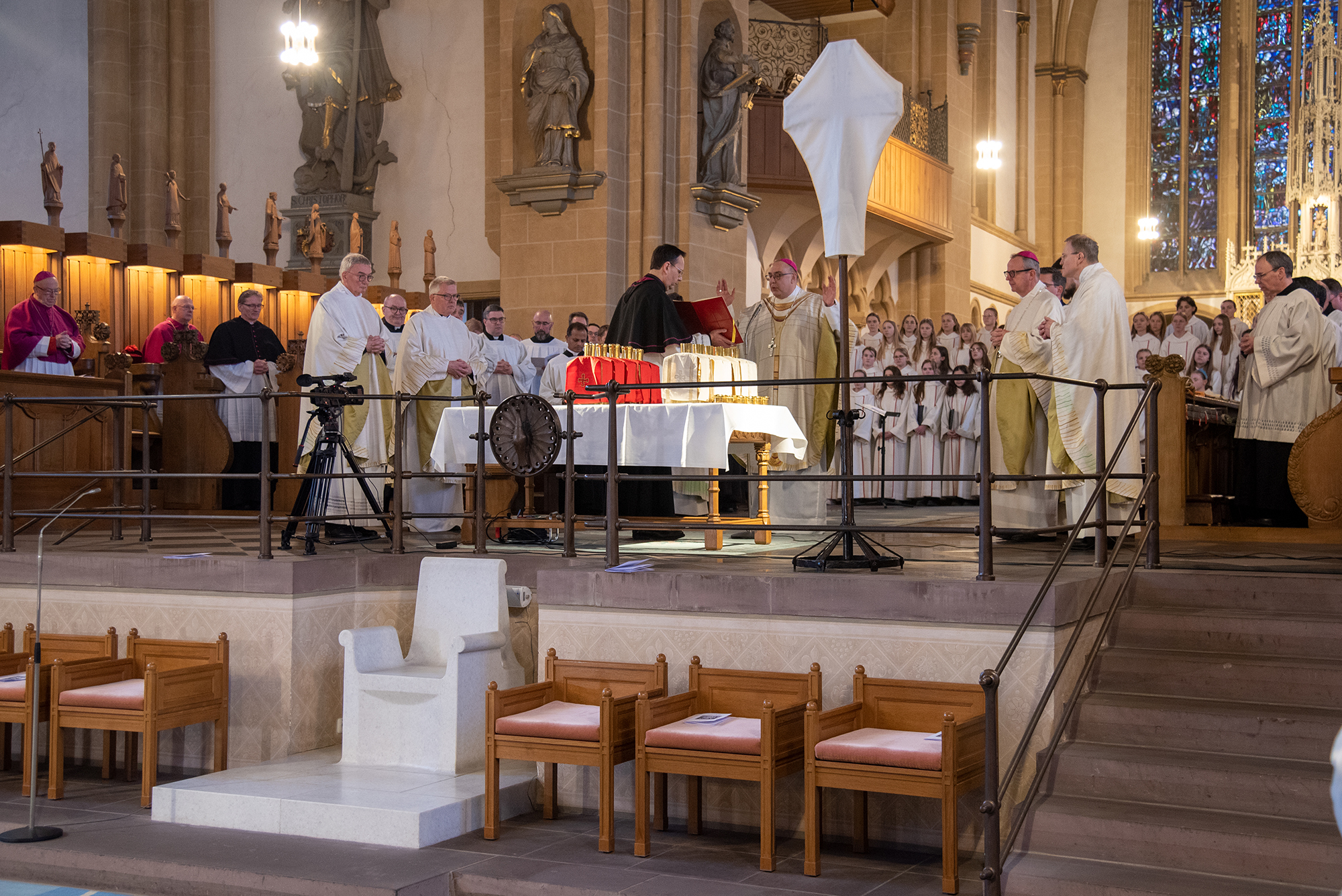 Diözesanadministrator ermutigt zum priesterlichen Dienst. Chrisam-Messe im Paderborner Dom mit Erneuerung des Weiheversprechens und Weihe der heiligen Öle