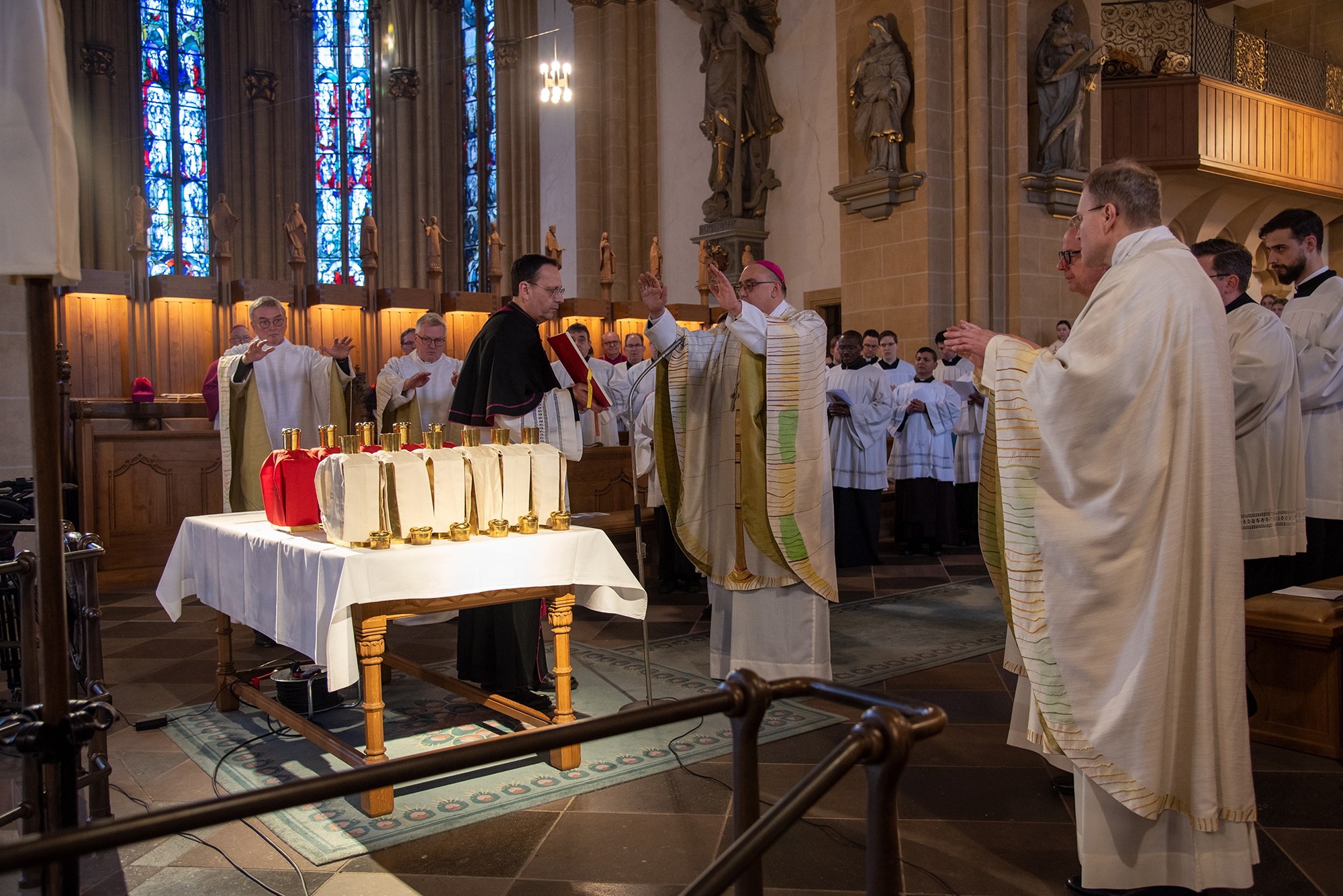 Diözesanadministrator ermutigt zum priesterlichen Dienst. Chrisam-Messe im Paderborner Dom mit Erneuerung des Weiheversprechens und Weihe der heiligen Öle