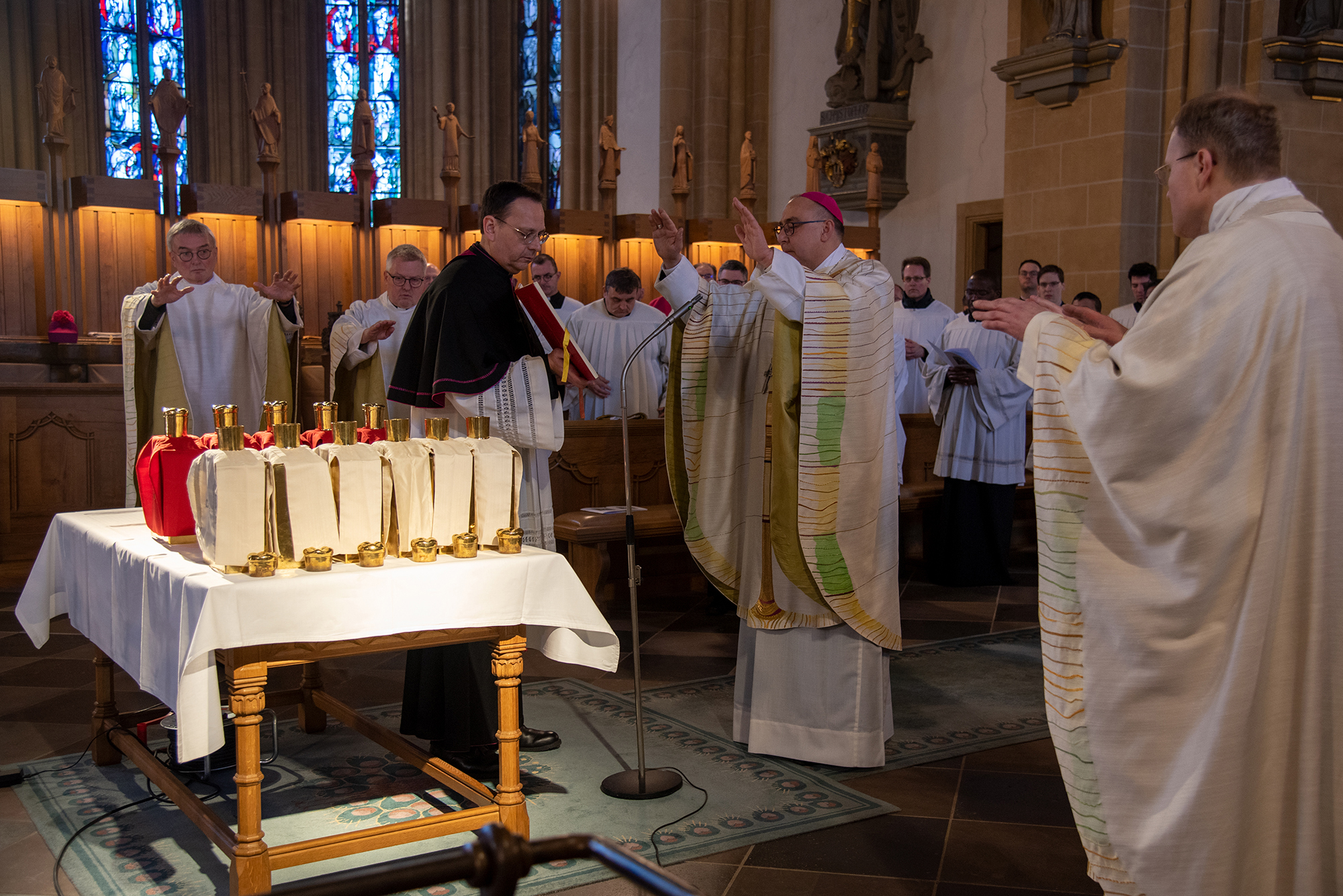 Diözesanadministrator ermutigt zum priesterlichen Dienst. Chrisam-Messe im Paderborner Dom mit Erneuerung des Weiheversprechens und Weihe der heiligen Öle