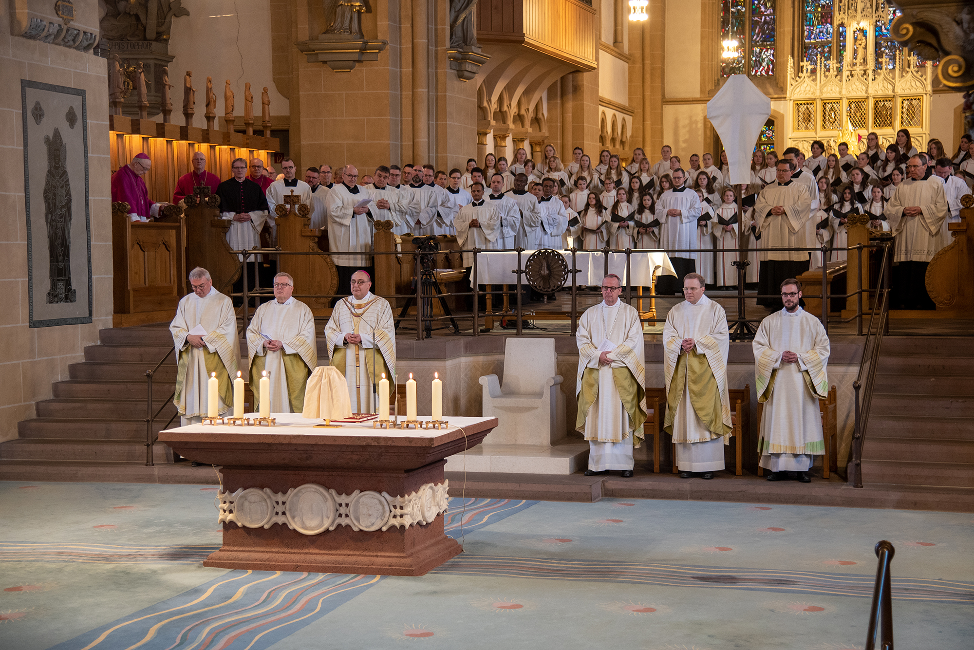 Diözesanadministrator ermutigt zum priesterlichen Dienst. Chrisam-Messe im Paderborner Dom mit Erneuerung des Weiheversprechens und Weihe der heiligen Öle
