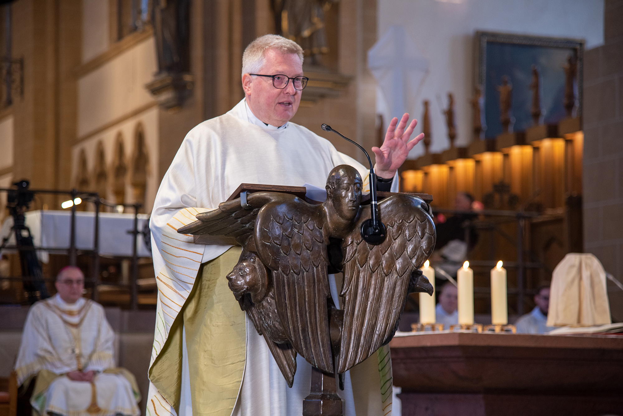 Diözesanadministrator ermutigt zum priesterlichen Dienst. Chrisam-Messe im Paderborner Dom mit Erneuerung des Weiheversprechens und Weihe der heiligen Öle
