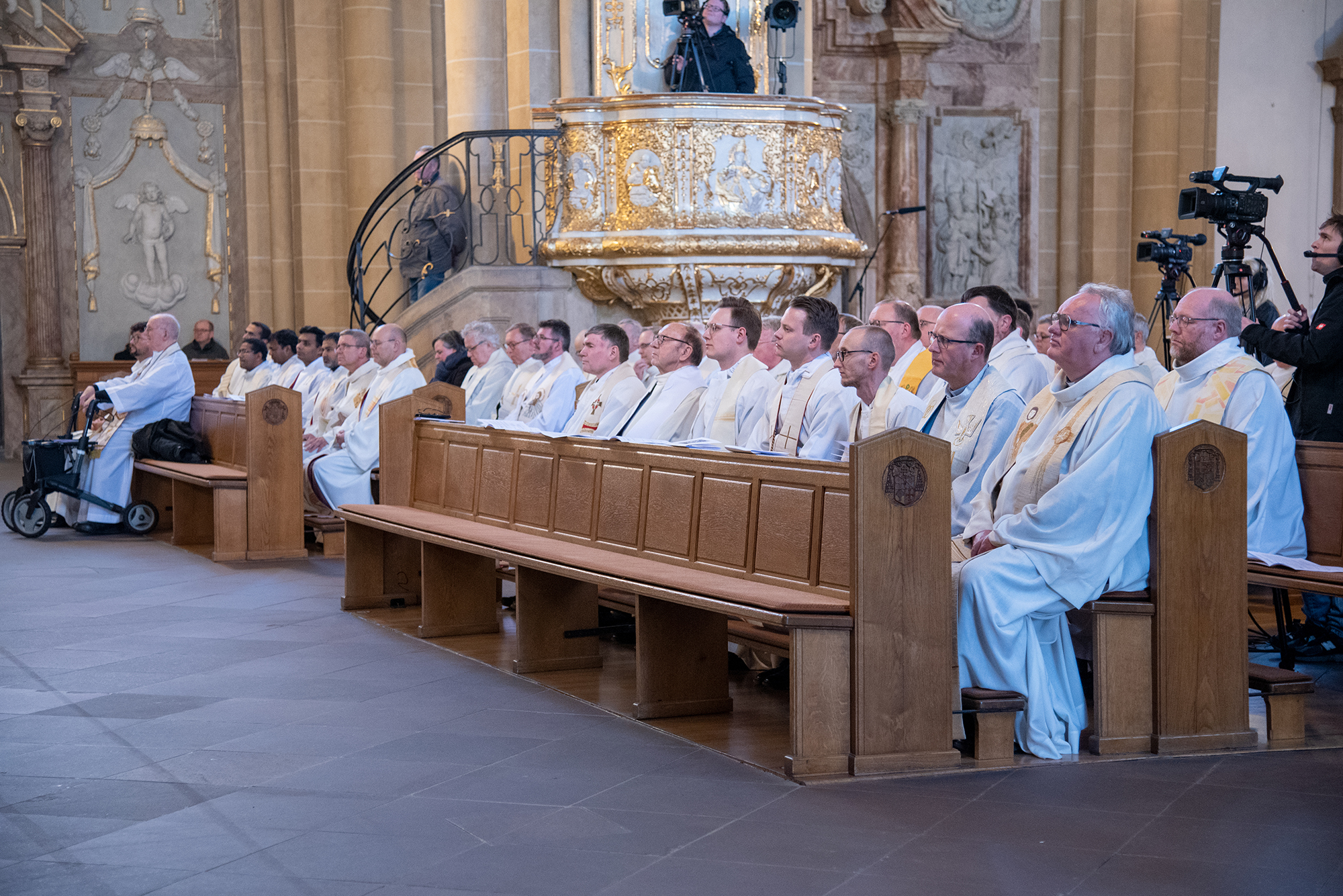 Diözesanadministrator ermutigt zum priesterlichen Dienst. Chrisam-Messe im Paderborner Dom mit Erneuerung des Weiheversprechens und Weihe der heiligen Öle