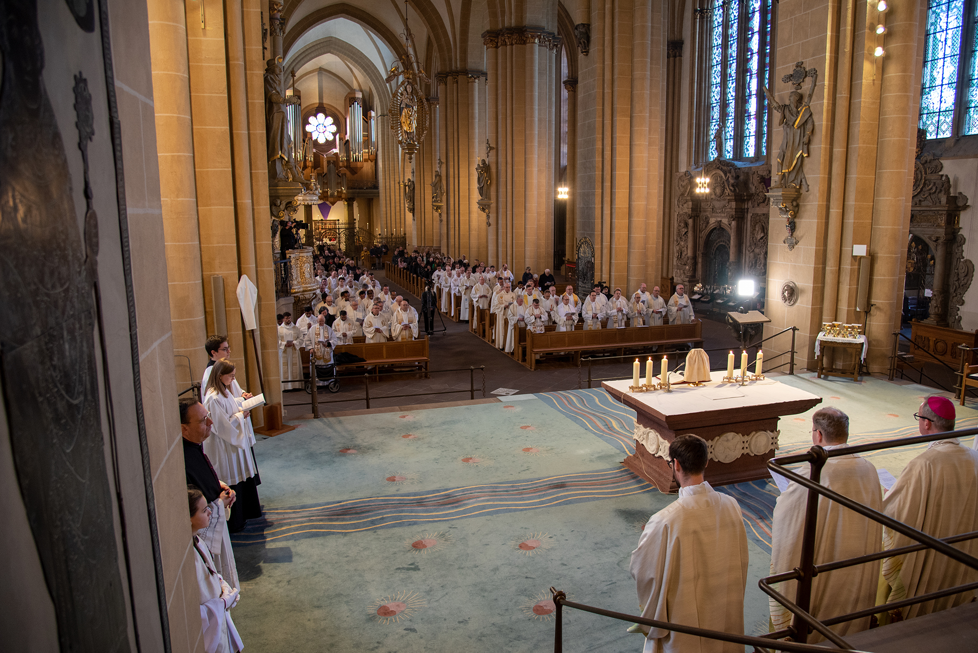 Diözesanadministrator ermutigt zum priesterlichen Dienst. Chrisam-Messe im Paderborner Dom mit Erneuerung des Weiheversprechens und Weihe der heiligen Öle