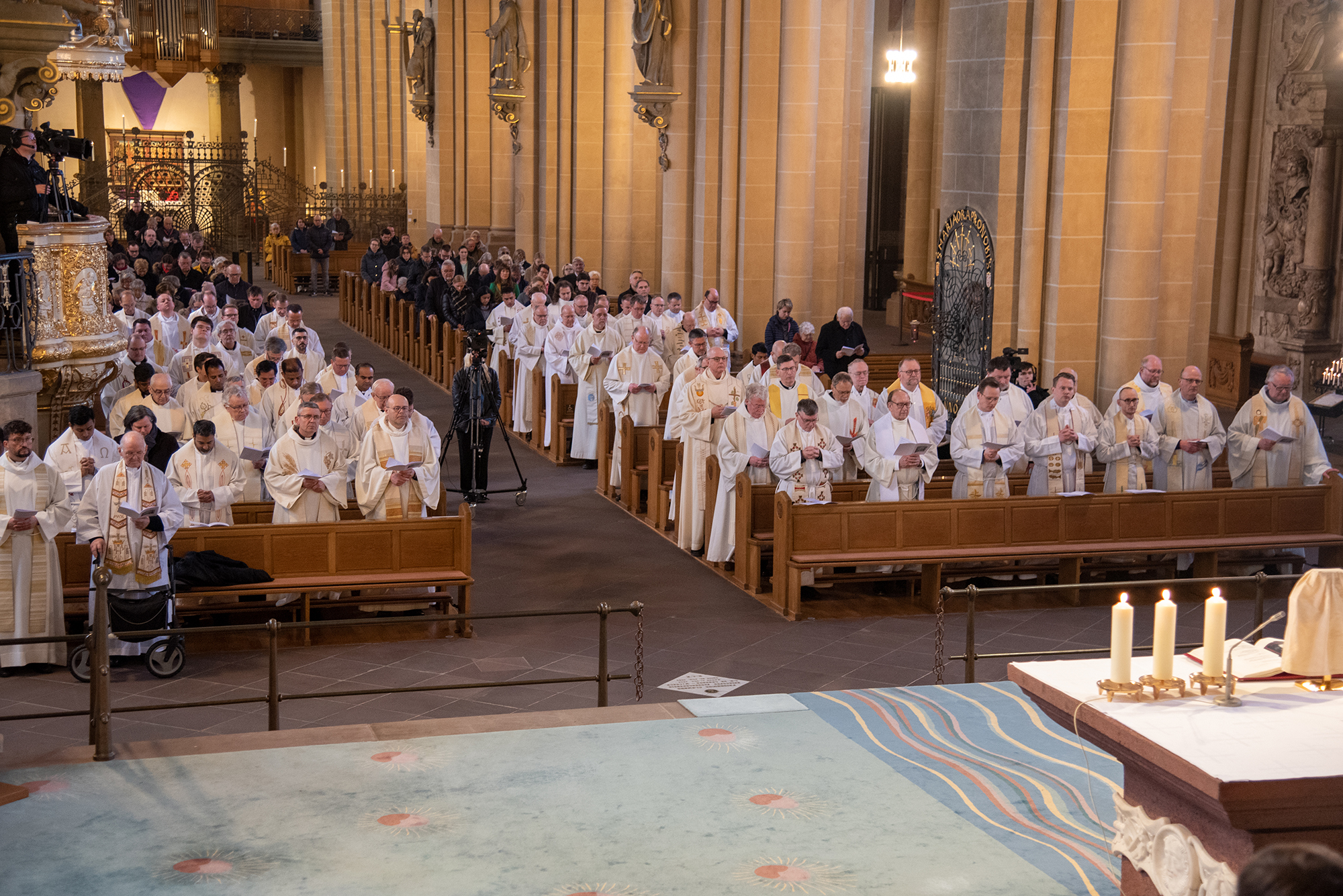Diözesanadministrator ermutigt zum priesterlichen Dienst. Chrisam-Messe im Paderborner Dom mit Erneuerung des Weiheversprechens und Weihe der heiligen Öle