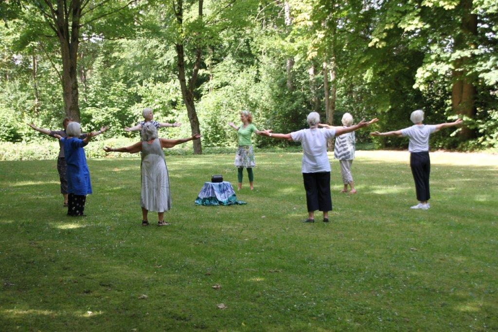 Meditativer Tanz im Park der Hegge
