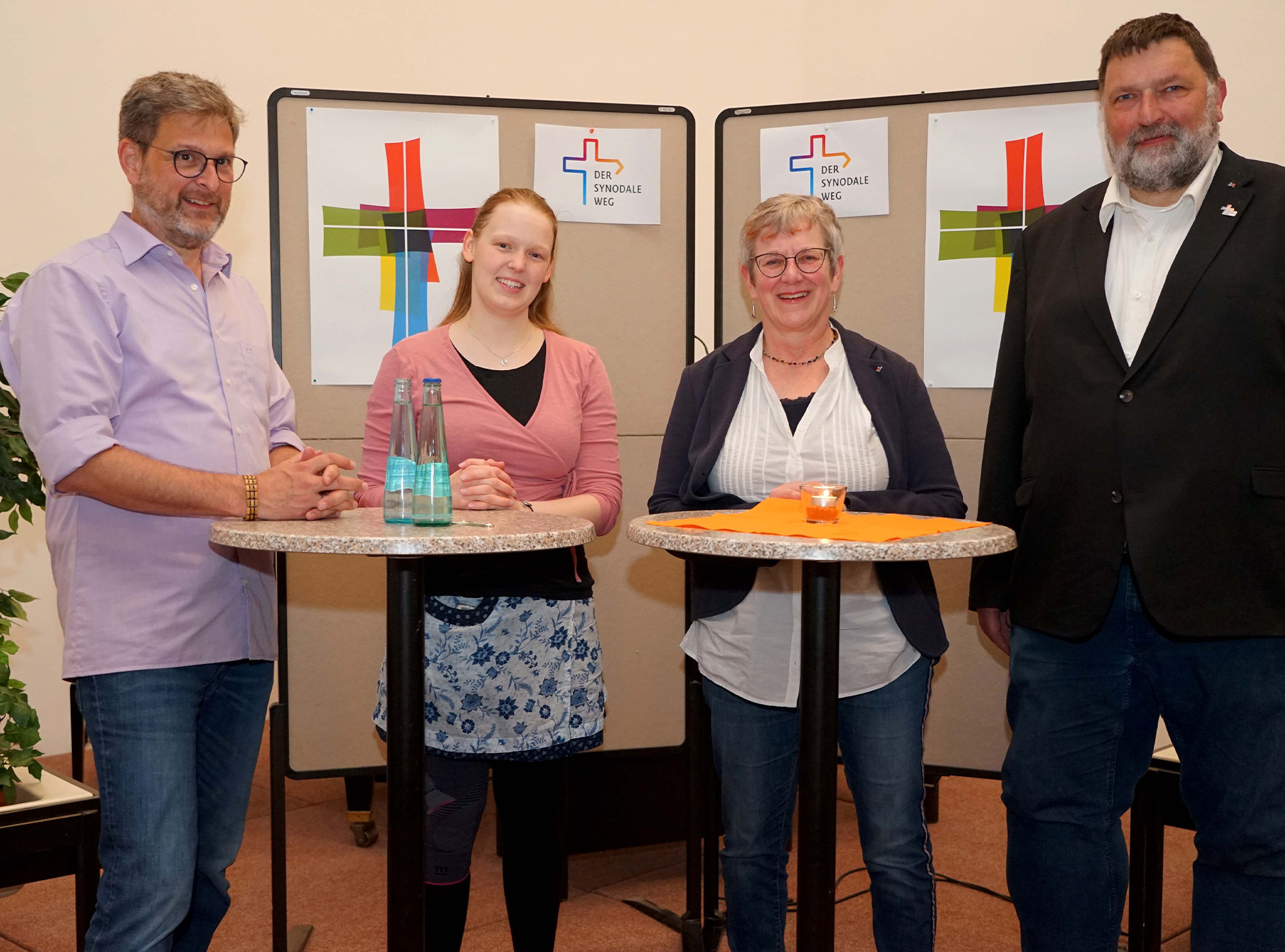 Rückschau auf den Synodalen Weg im Katholischen Centrum in Dortmund (v.l.): Thomas Renneke (Dekanatsreferent), Finja Miriam Weber (Delegierte), Barbara Knoppe (Dekanatsreferentin) und Pfarrer Ludger Hojenski (Delegierter). Foto: Michael Bodin / Kath. Pressestelle Dortmund
