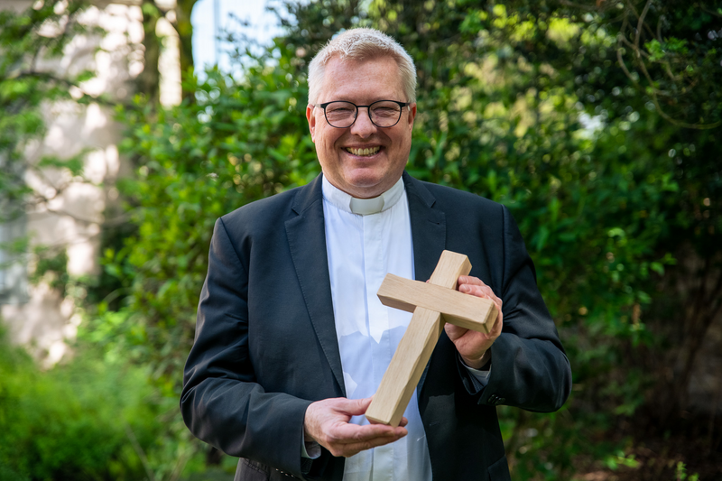 Monsignore Dr. Michael Bredeck und das Kreuz für den neuen Bischof von Le Mans