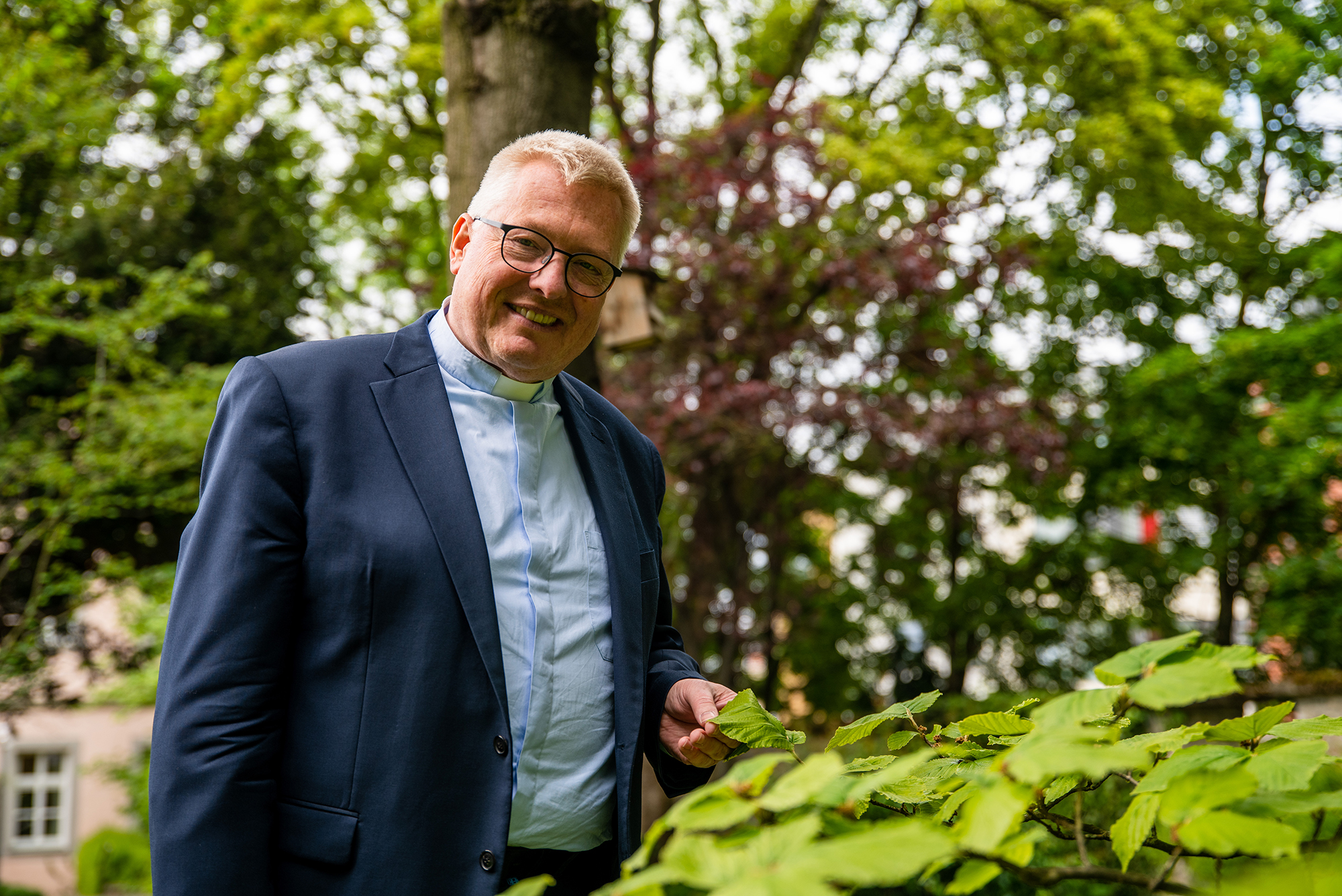Neue Bäume für Abitur-Bestnoten im Fach Katholische Religion. Diözesanadministrator gratuliert zur bestandenen Reifeprüfung mit „Geschenk der Nachhaltigkeit“.