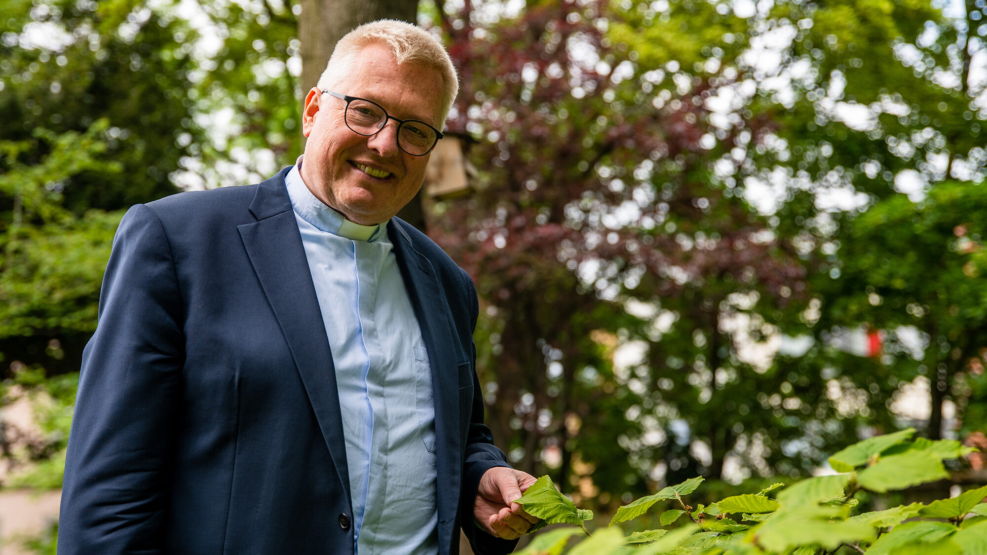 Neue Bäume für Abitur-Bestnoten im Fach Katholische Religion. Diözesanadministrator gratuliert zur bestandenen Reifeprüfung mit „Geschenk der Nachhaltigkeit“.