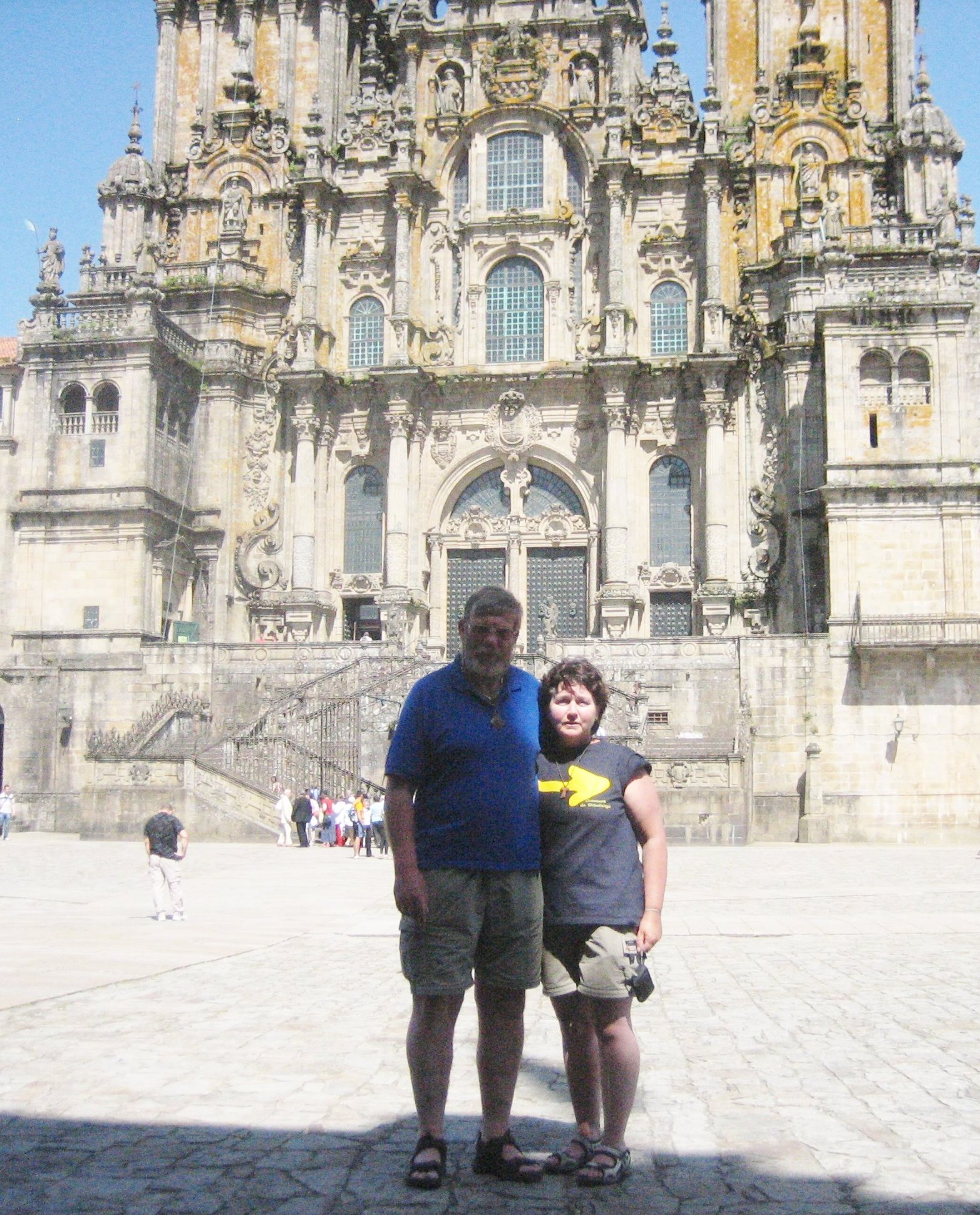 Karl-Rudolf Böttcher und seine Frau vor der Kathedrale in Santiago de Compostela am Ende des Jakobswegs