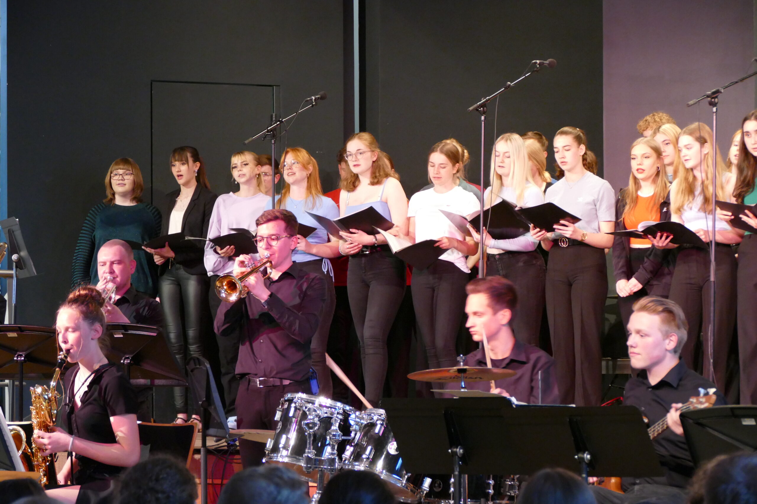 Oberstufenchor und Begleitband des Gymnasiums St. Xaver