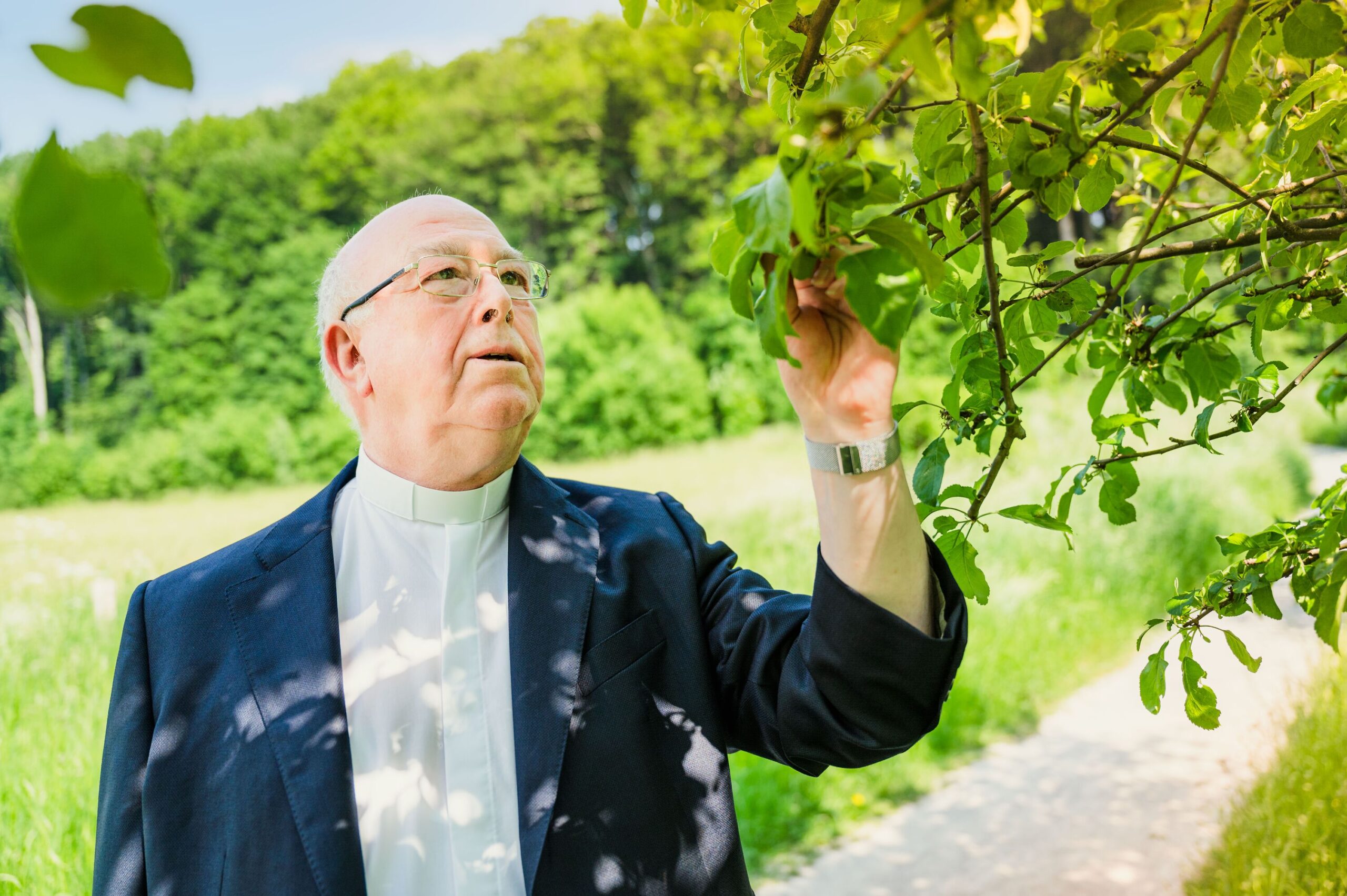 Erzbischof Becker in der Natur
