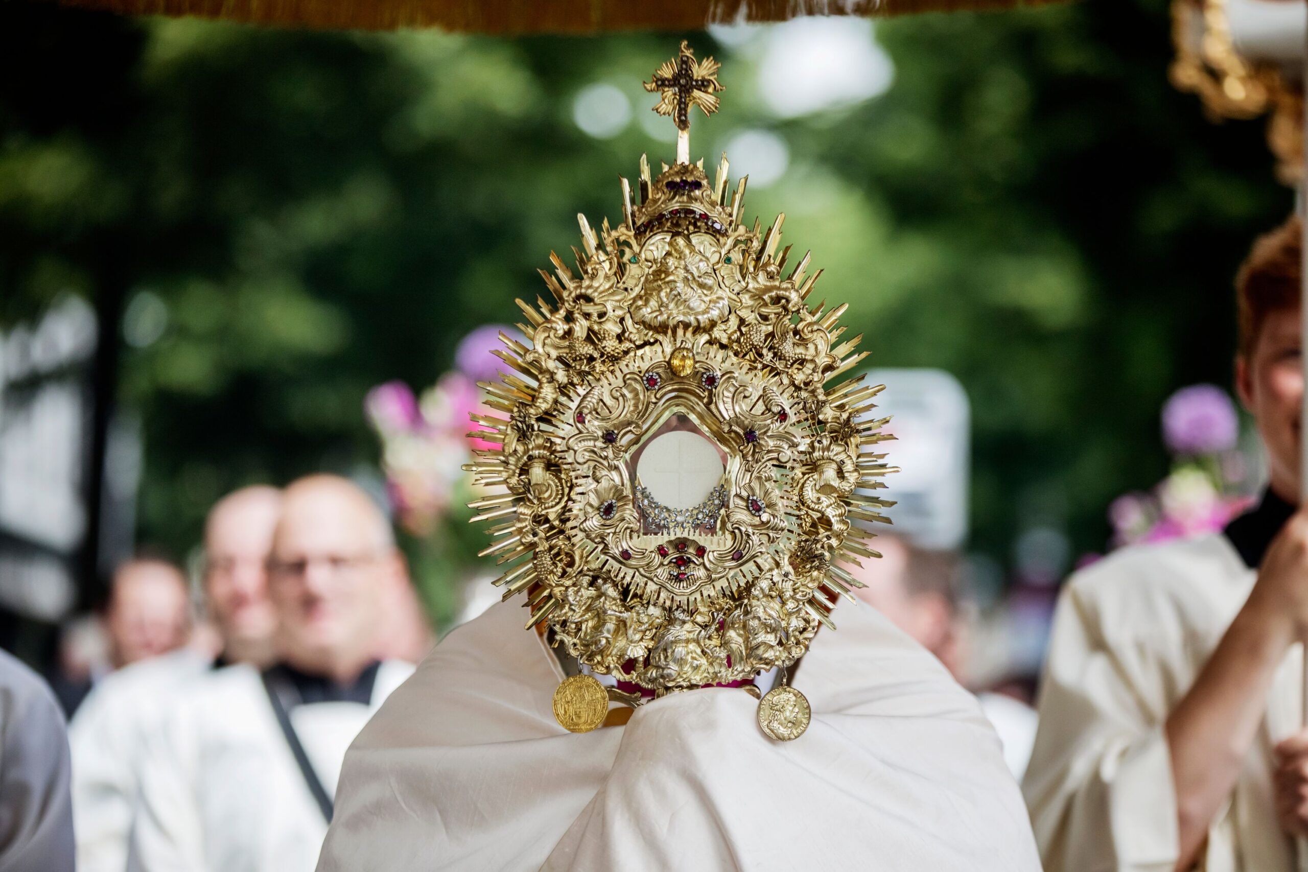 Um den Leib Christi sehen zu können, begleitet die Prozession zu Fronleichnam oft eine Monstranz