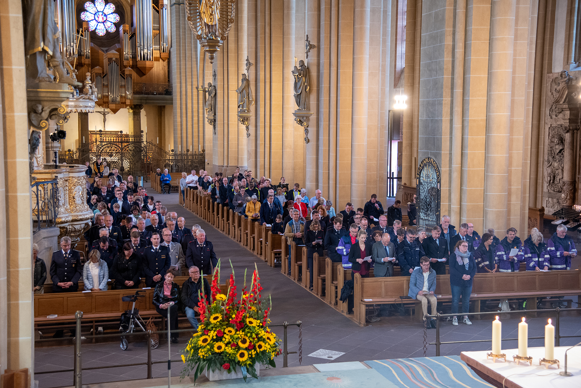 „Blaulichtmesse“: Frieden bewahren und für ihn sorgen. Einsatz- und Hilfskräfte feiern Libori-Gottesdienst im Paderborner Dom.