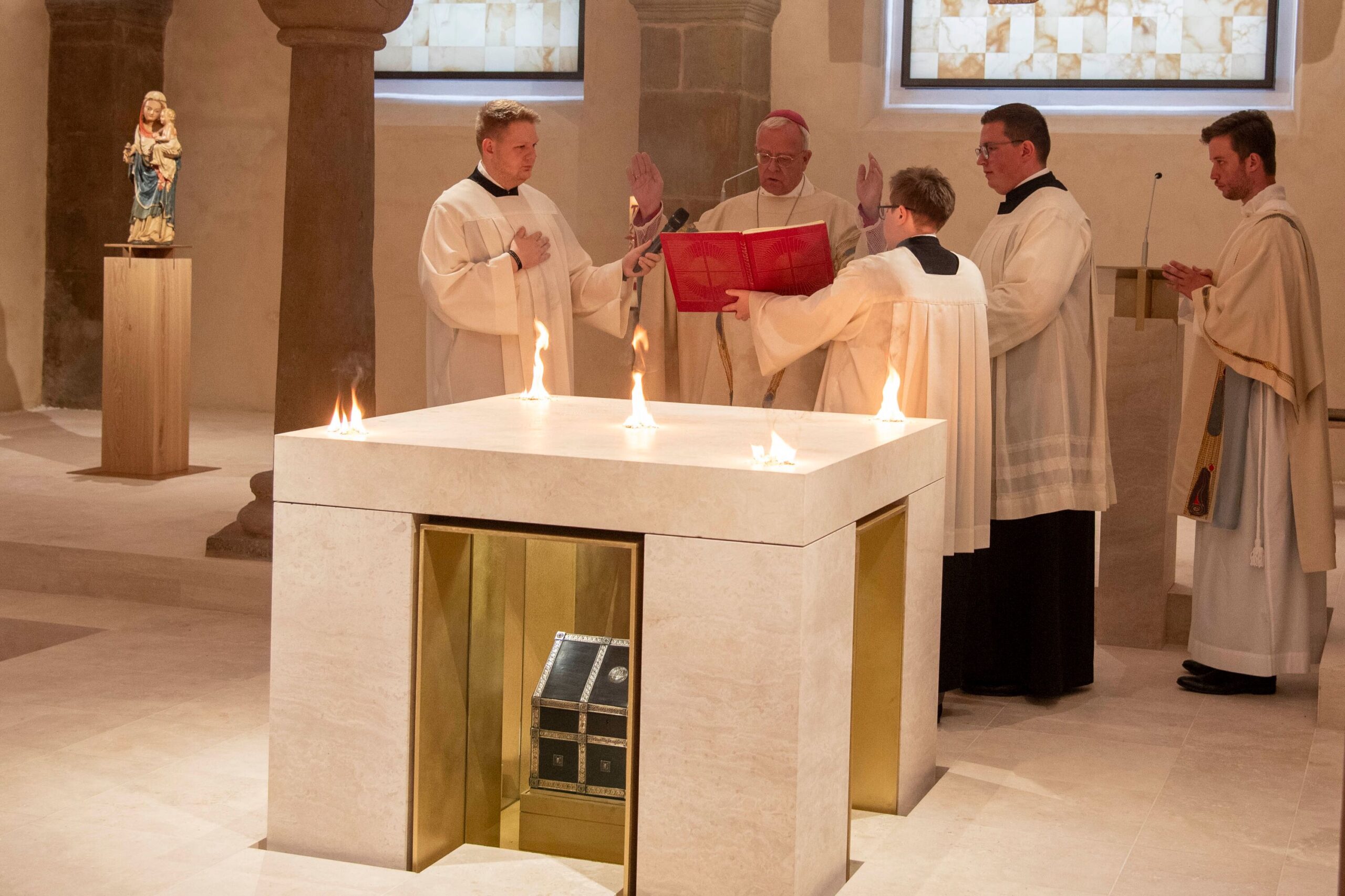 Weihbischof Matthias König weiht den neuen Altar der Dom-Krypta.