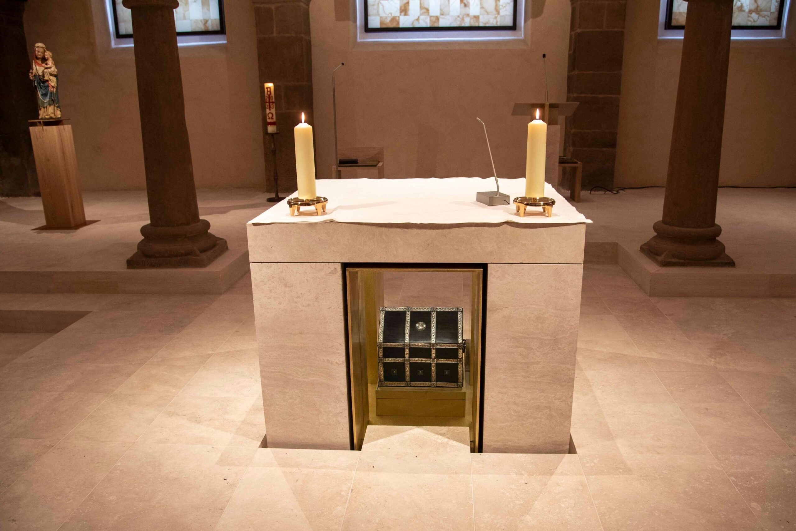 Der neue Altar der Krypta im Paderborner Dom