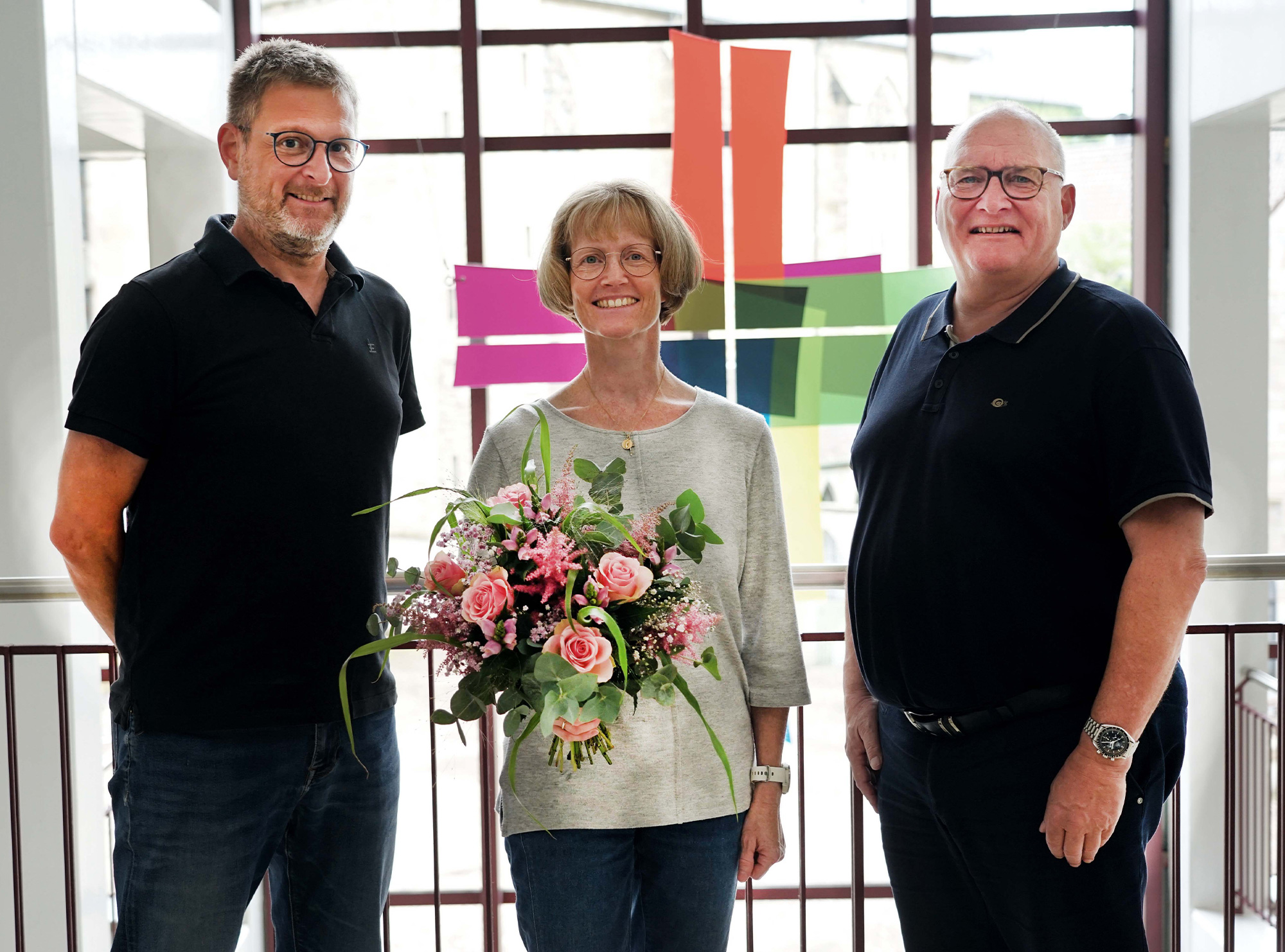 Sabine Wiesweg (Mitte) ist neue Dekanatsreferentin der Katholischen Stadtkirche Dortmund. Im Katholischen Centrum wurde sie von Propst Andreas Coersmeier (rechts) und Geschäftsführer Thomas Renneke begrüßt. Foto: Michael Bodin / Kath. Pressestelle Dortmund