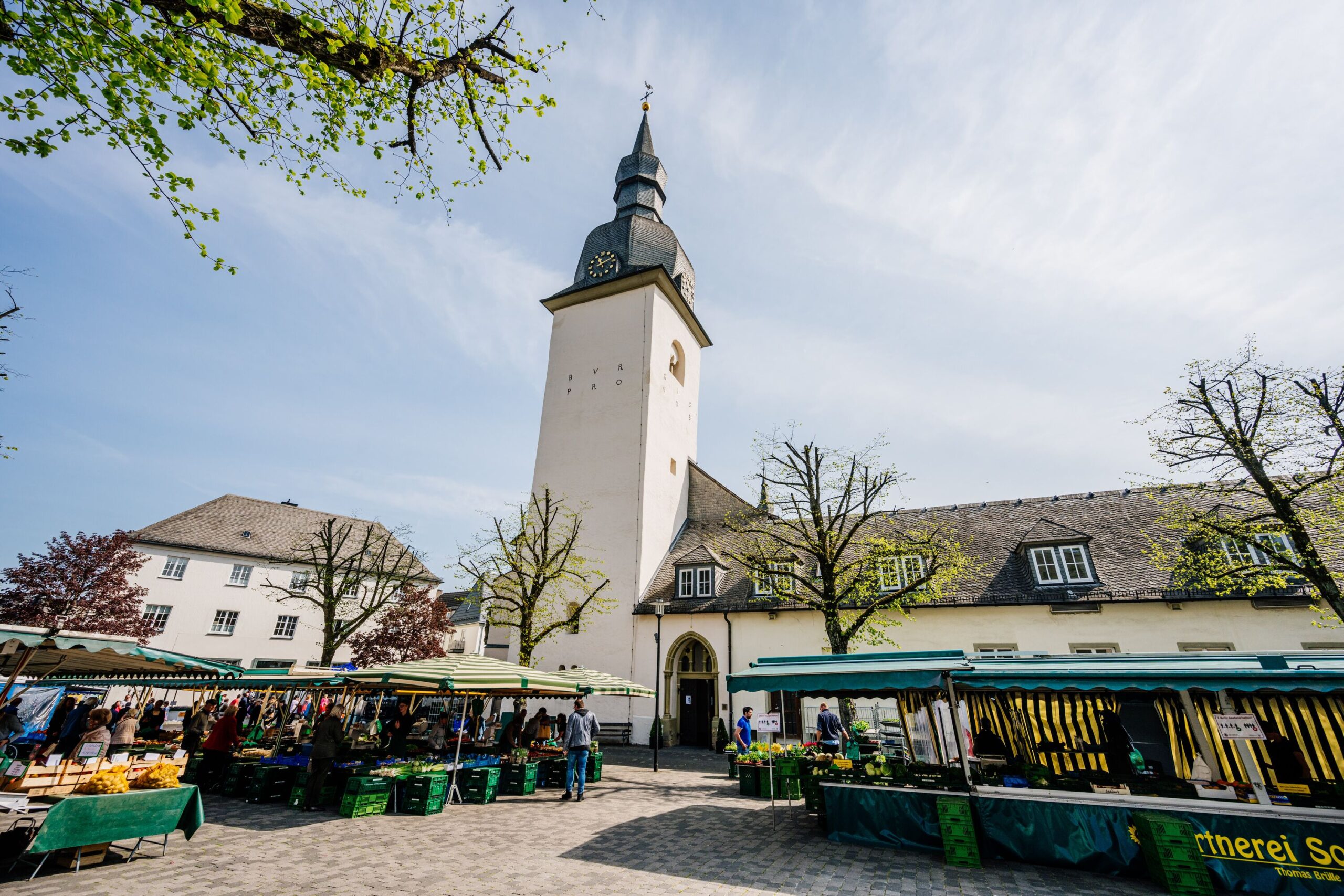 Pfarrkirche St. Walburga am Markttag direkt neben dem Café Pan
