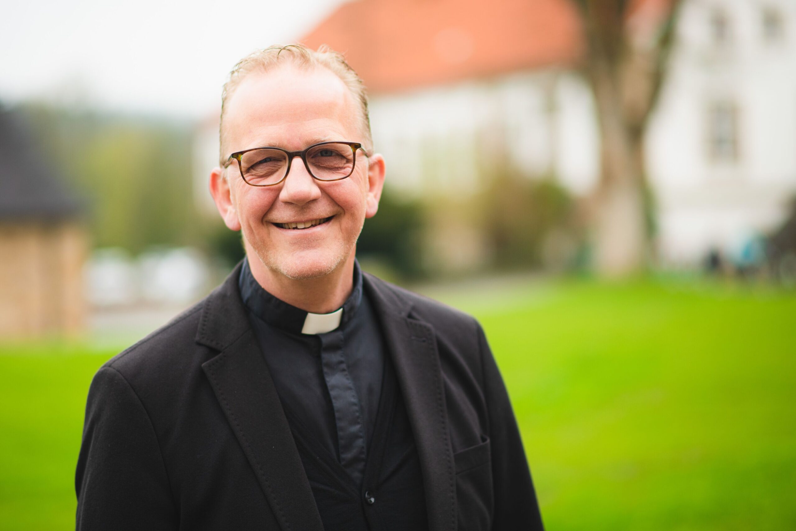 Porträt Dr. Peter Jochem, Geistlicher Rektor der Bildungseinrichtung Hardehausen, spricht über das Erntedankfest