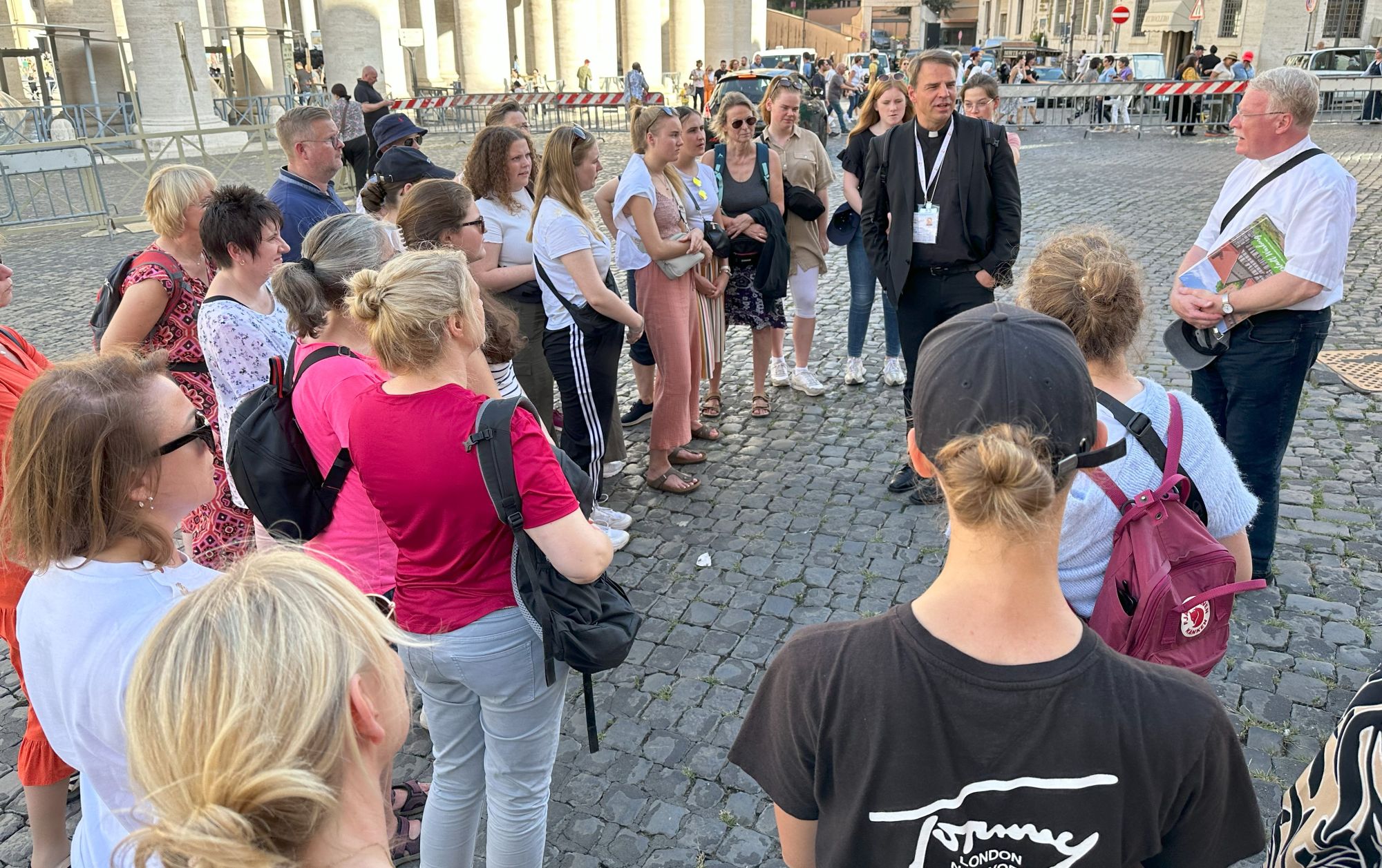 Jugendliche mit Bischof Oster auf dem Petersplatz
