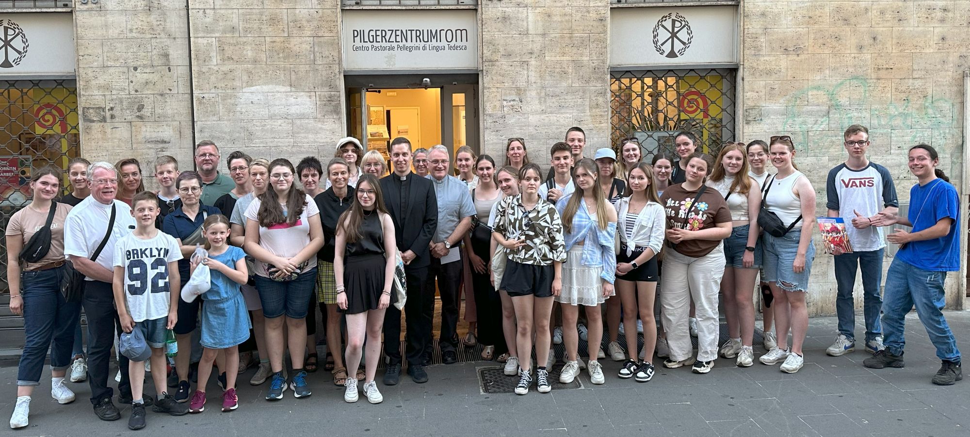 Jugendgruppe in Rom vor deutschem Pilgerzentrum