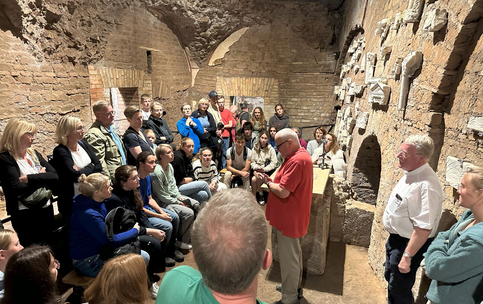 Jugendgruppe aus Warburg besuchen Katakomben in Rom