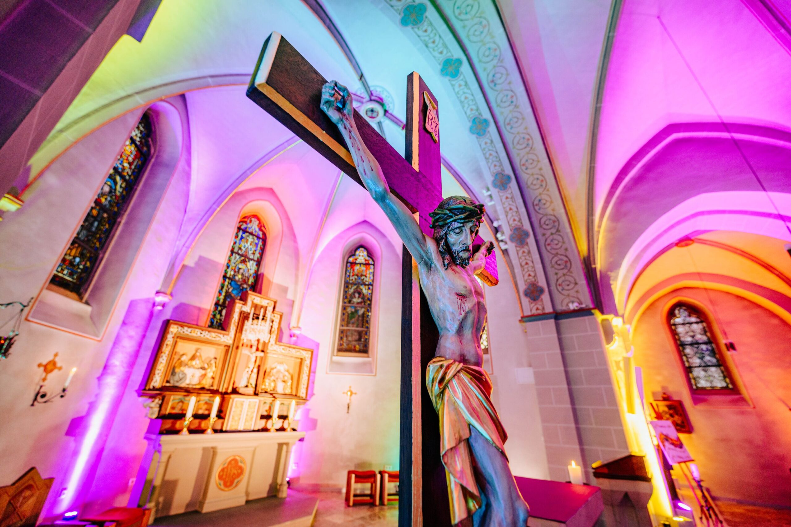Die hell erleuchtete Licht-Blick-Kirche im Erzbistumskalender 2024