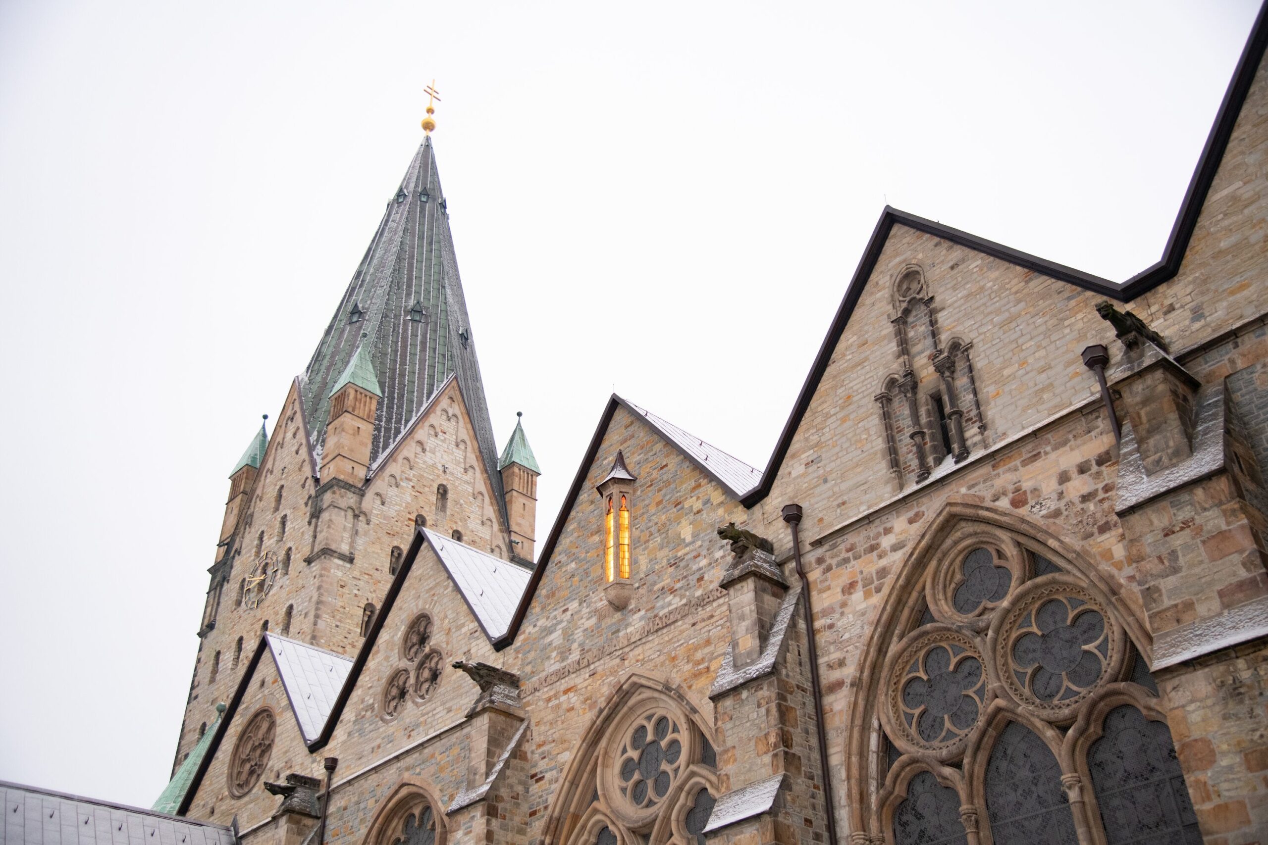 Der Hohe Dom zu Paderborn im Schnee im Erzbistumskalender 2024