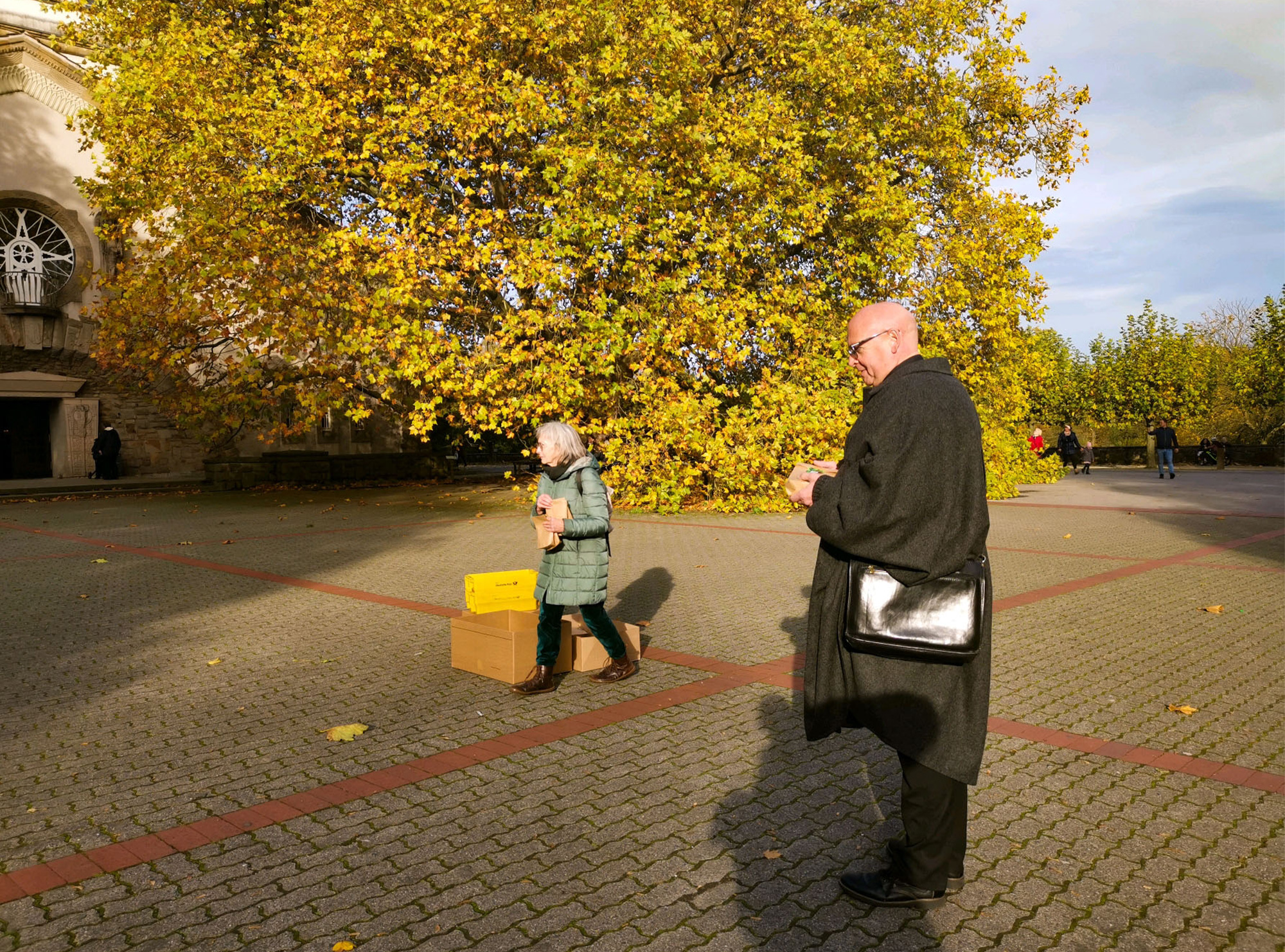 Pastor Stefan Tausch (vorne) und weitere Haupt- und Ehrenamtliche des Katholischen Forums und der Katholischen Stadtkirche verteilten an Allerheiligen Geschenktüten an die Besucherinnen und Besucher des Hauptfriedhofes in Dortmund. Foto: Thomas Renneke / Katholische Stadtkirche