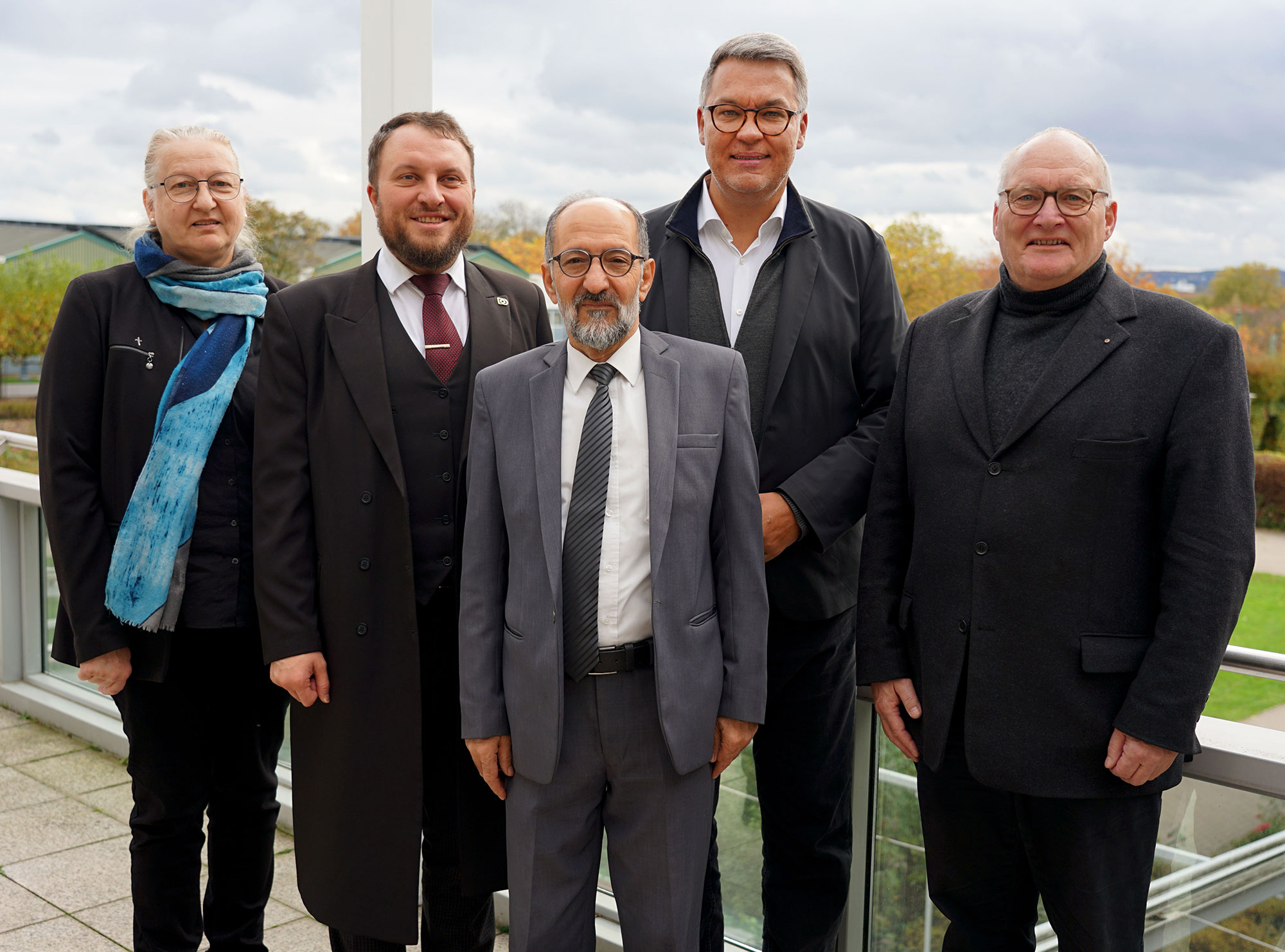 Unterzeichneten einen gemeinsamen „Aufruf an die Dortmunder Jugend“ gegen Extremismus und Hass und für ein friedliches Miteinander der Religionen in Dortmund (v.l.): Superintendentin Heike Proske, Rabbiner Avigdor Moshe Nosikov, Ahmad Aweimer, Oberbürgermeister Thomas Westphal und Propst Andreas Coersmeier. Foto: Michael Bodin / Kath. Pressestelle