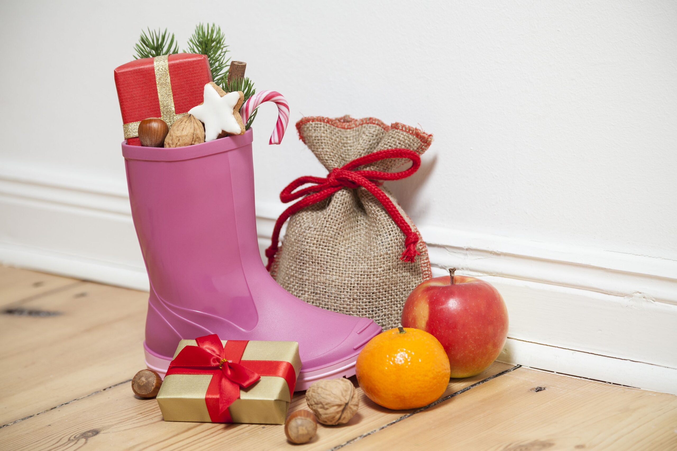 In der Nacht zum Nikolaustag werden Schuhe und Stiefel mit Geschenken des Nikolaus gefüllt