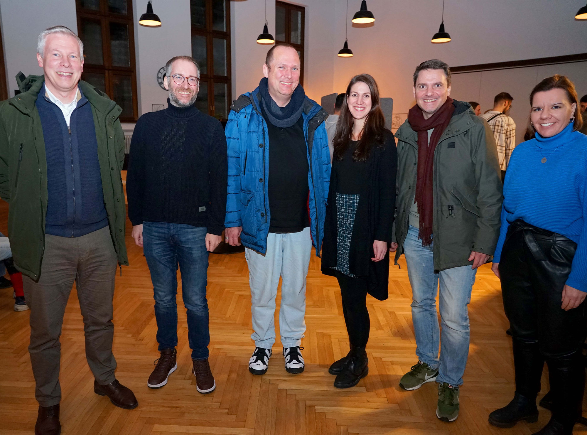 Das Team der Gottesdienste „Go(o)d night“ für junge Menschen in der Heilig Kreuz-Kirche (v.l.): Pastor Tobias Ebert, Studierendenpfarrer Simon Schwamborn, Pastor Martin Blume, Jasmin Laudano, Dekanatsreferentin für Jugend Familie, Gemeindereferent Hubertus Wand und Victoria Issinger, Referentin in der KHG. Foto: Michael Bodin / Kath. Pressestelle Dortmund