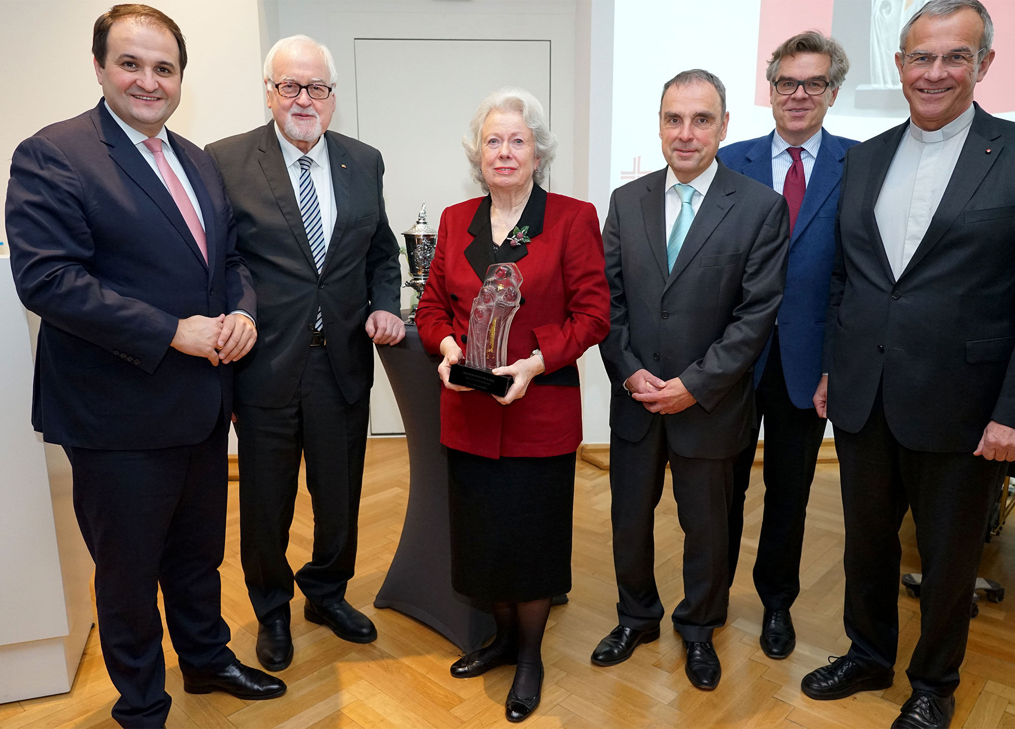 Christiane Underberg wurde am Samstag in der Kommende Dortmund mit dem Wilhelm-Weber-Preis 2023 geehrt (v.l.): Nathanael Liminski, Minister für Bundes- und Europaangelegenheiten und Chef der NRW-Staatskanzlei, Dr. hc. Peter Harry Carstensen, ehem. Ministerpräsident von Schleswig-Holstein, Christiane Underberg, Prof. Dr. Markus Kiefer, Vertreter der Familie des Stiftungsgründers, Stefan Winners, Kurator der Stiftung und Prälat Dr. Peter Klasvogt, Direktor der Kommende und Vorsitzender des unabhängigen Kuratoriums zur Vergabe des Preises. Foto: Michael Bodin / Erzbistum Paderborn