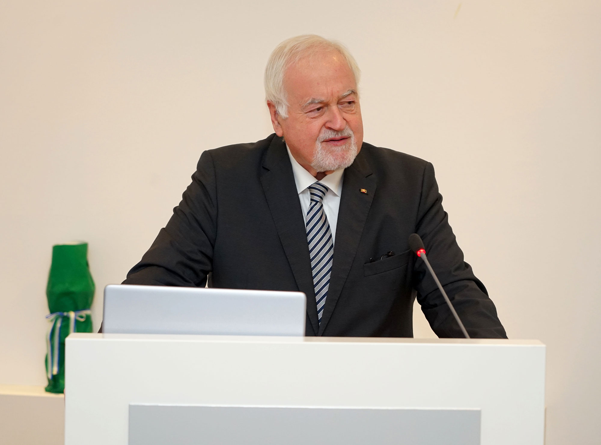 Der frühere Ministerpräsident von Schleswig-Holstein, Dr. hc. Peter Harry Carstensen hielt die Laudatio auf Christiane Underberg. Foto: Michael Bodin / Erzbistum Paderborn