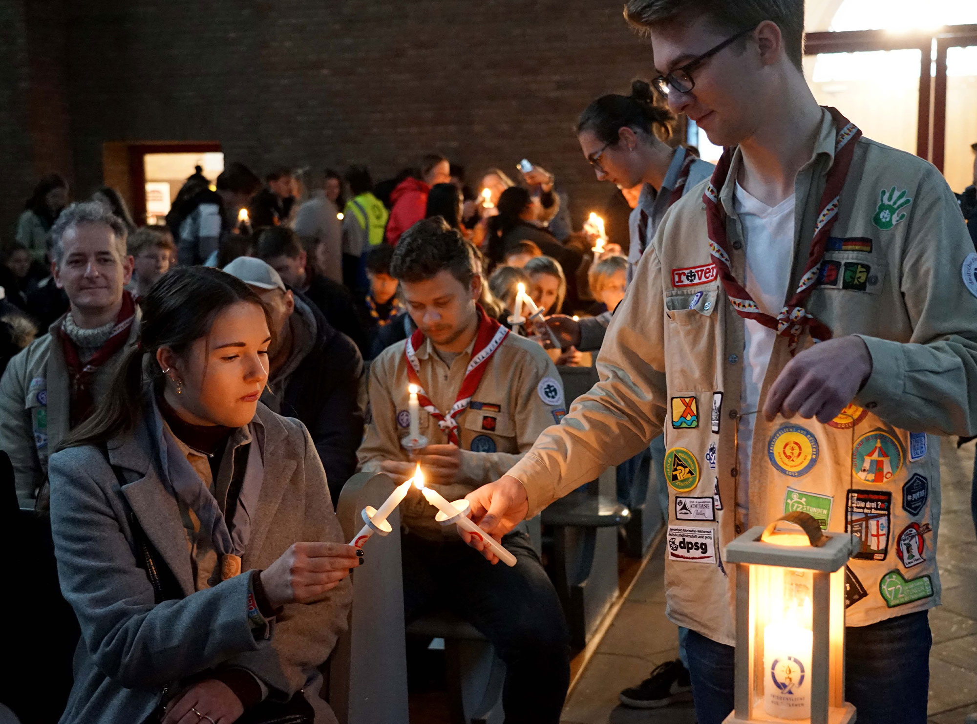 In einer Laterne brachte eine Abordnung der Pfadfinderinnen und Pfadfinder das Friedenslicht aus Linz in Österreich nach Dortmund und verteilte die kleine Flamme an die Besucherinnen und Besucher des Gottesdienstes in der St. Joseph-Kirche. Foto: Michael Bodin / Erzbistum Paderborn