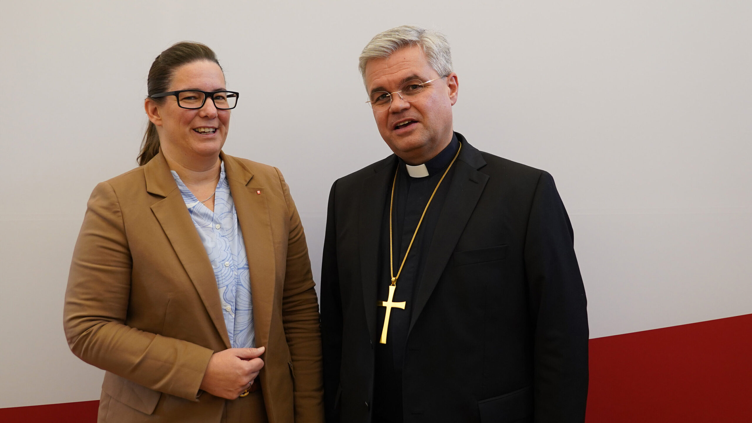 Erzbischof Bentz und Caritas-Direktorin Esther van Bebber