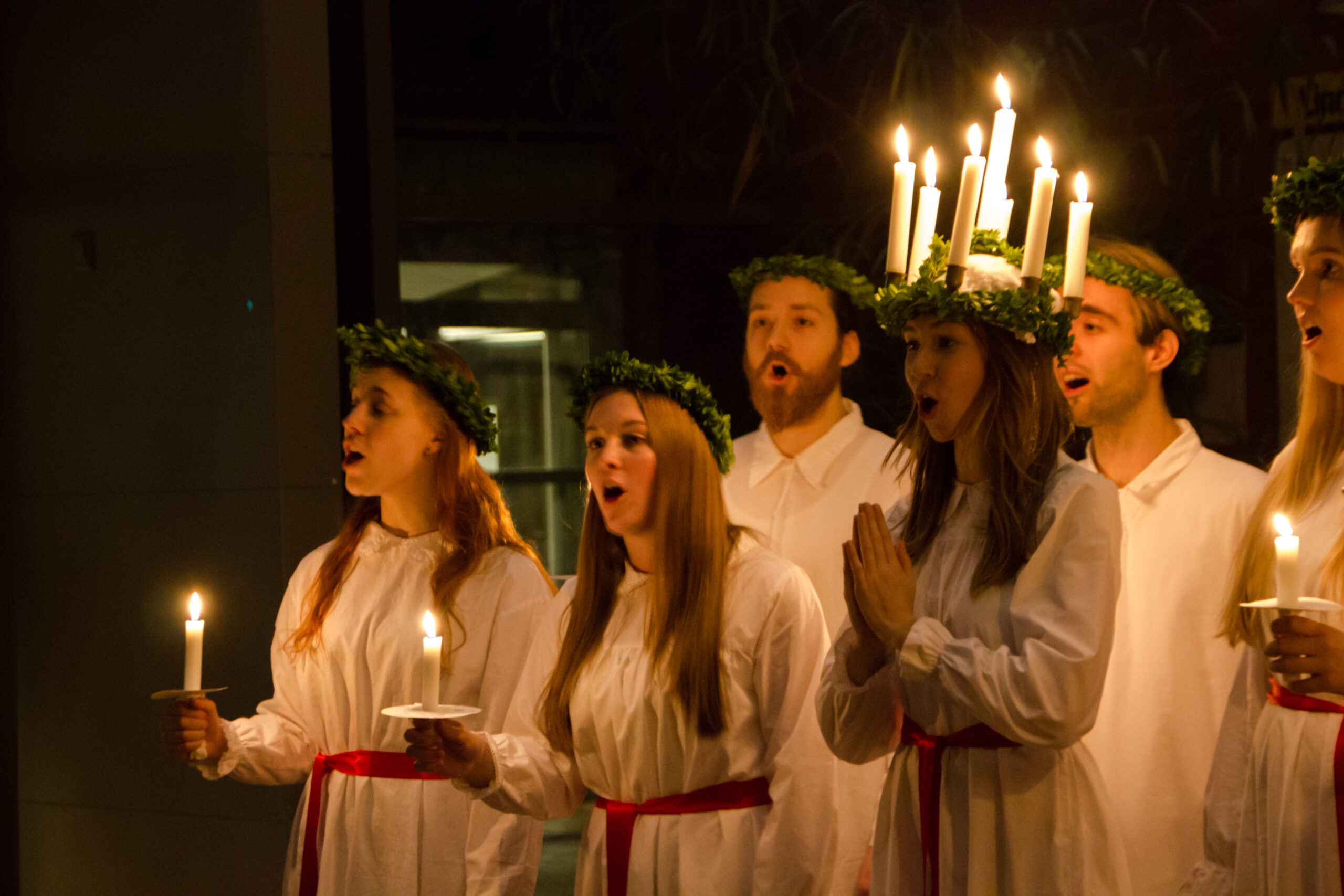 Eine Gruppe junger Menschen zieht am Luciafest durch die Nacht und singt