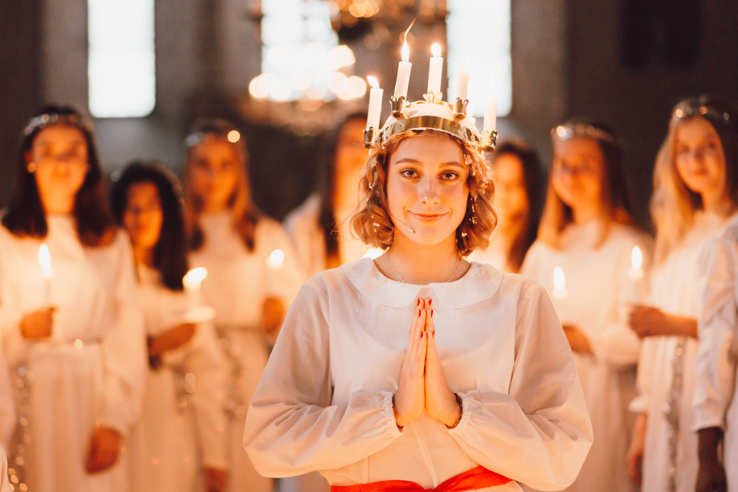 Die heilige Lucia wird mit einem Kranz aus Kerzen auf dem Kopf symbolisiert