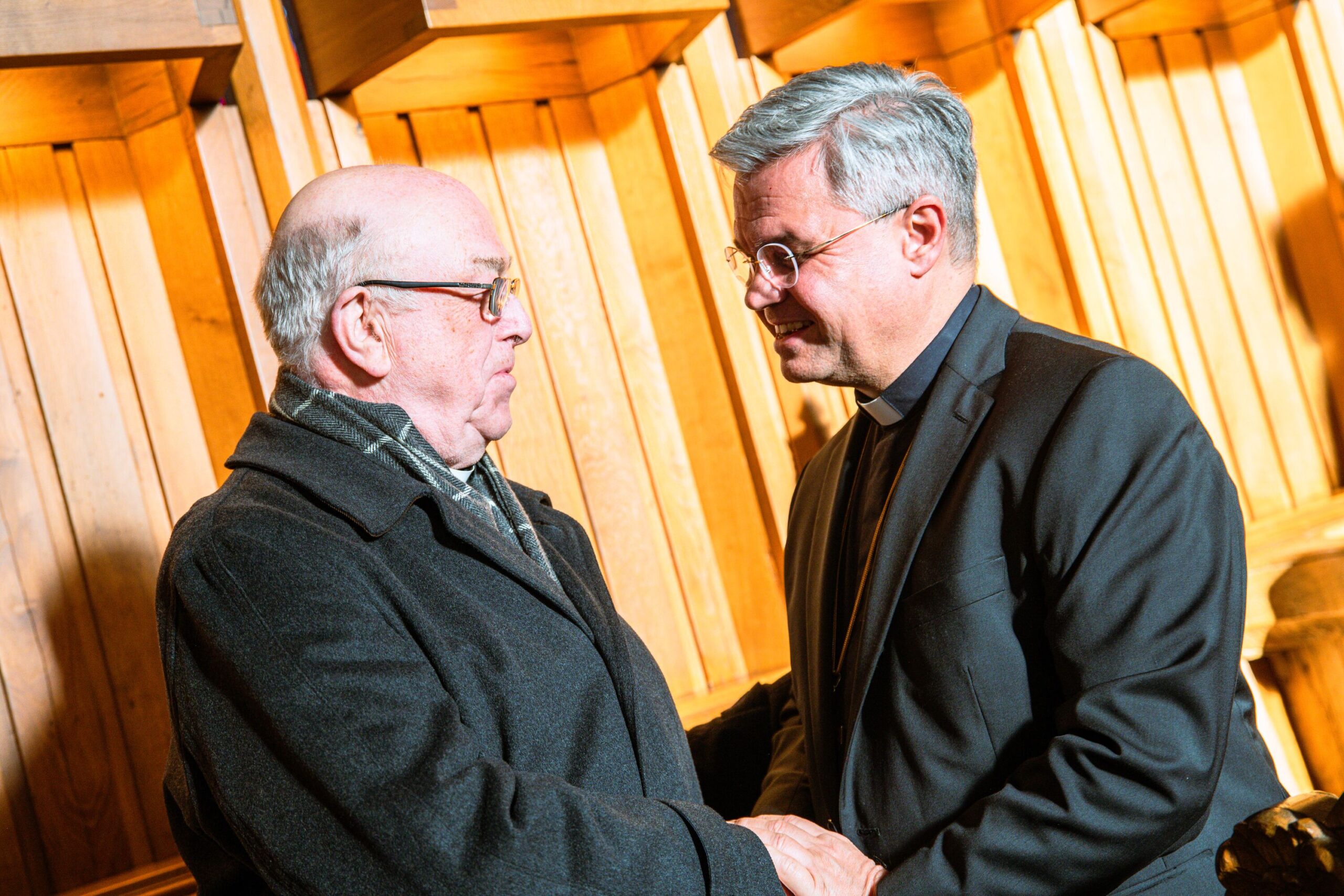 Erzbischof em. Hans-Josef Becker begrüßt den designierten Erzbischof Dr. Udo Markus Bentz.
