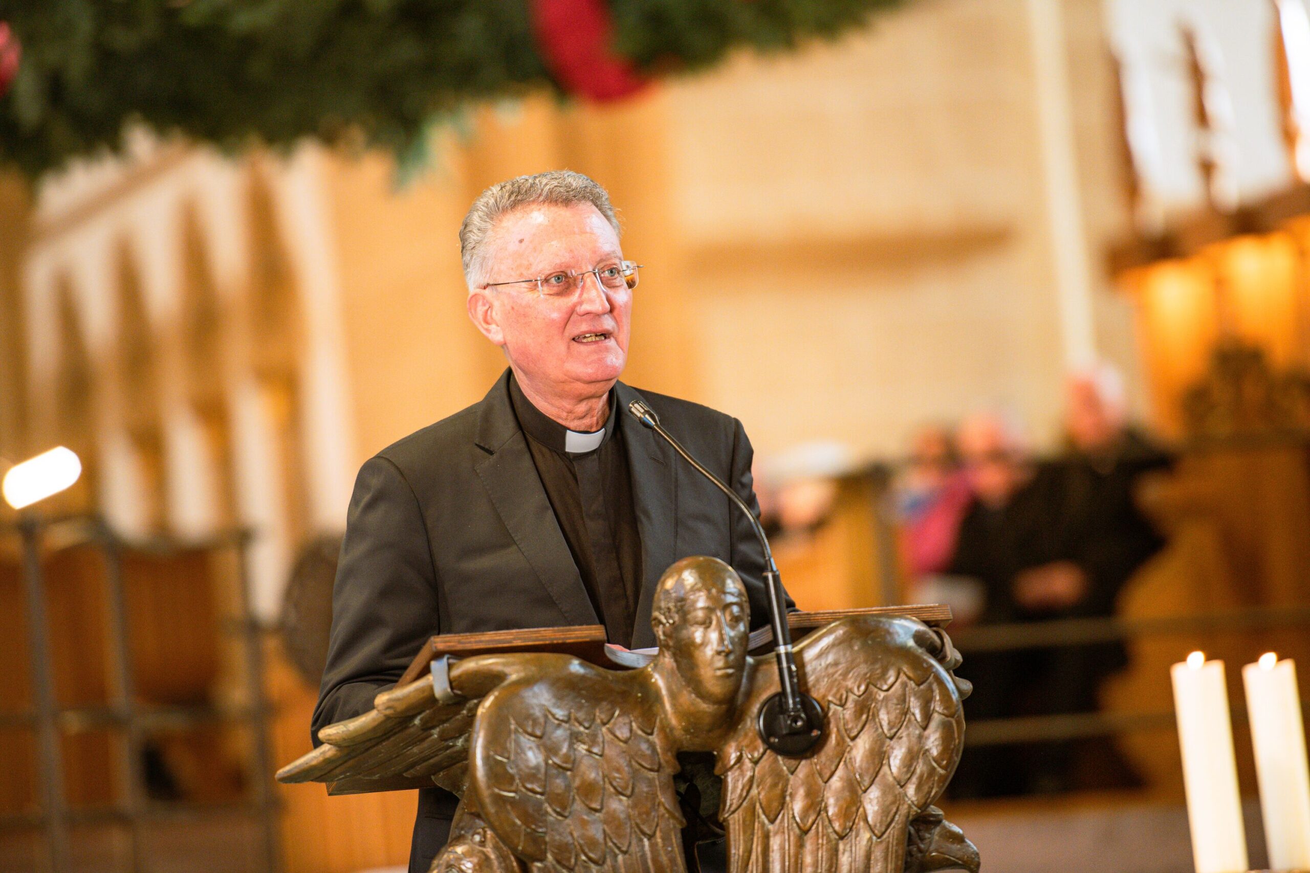 Dompropst Msgr. Joachim Göbel gibt bekannt, dass Dr. Udo Markus Bentz der neue Erzbischof von Paderborn wird.