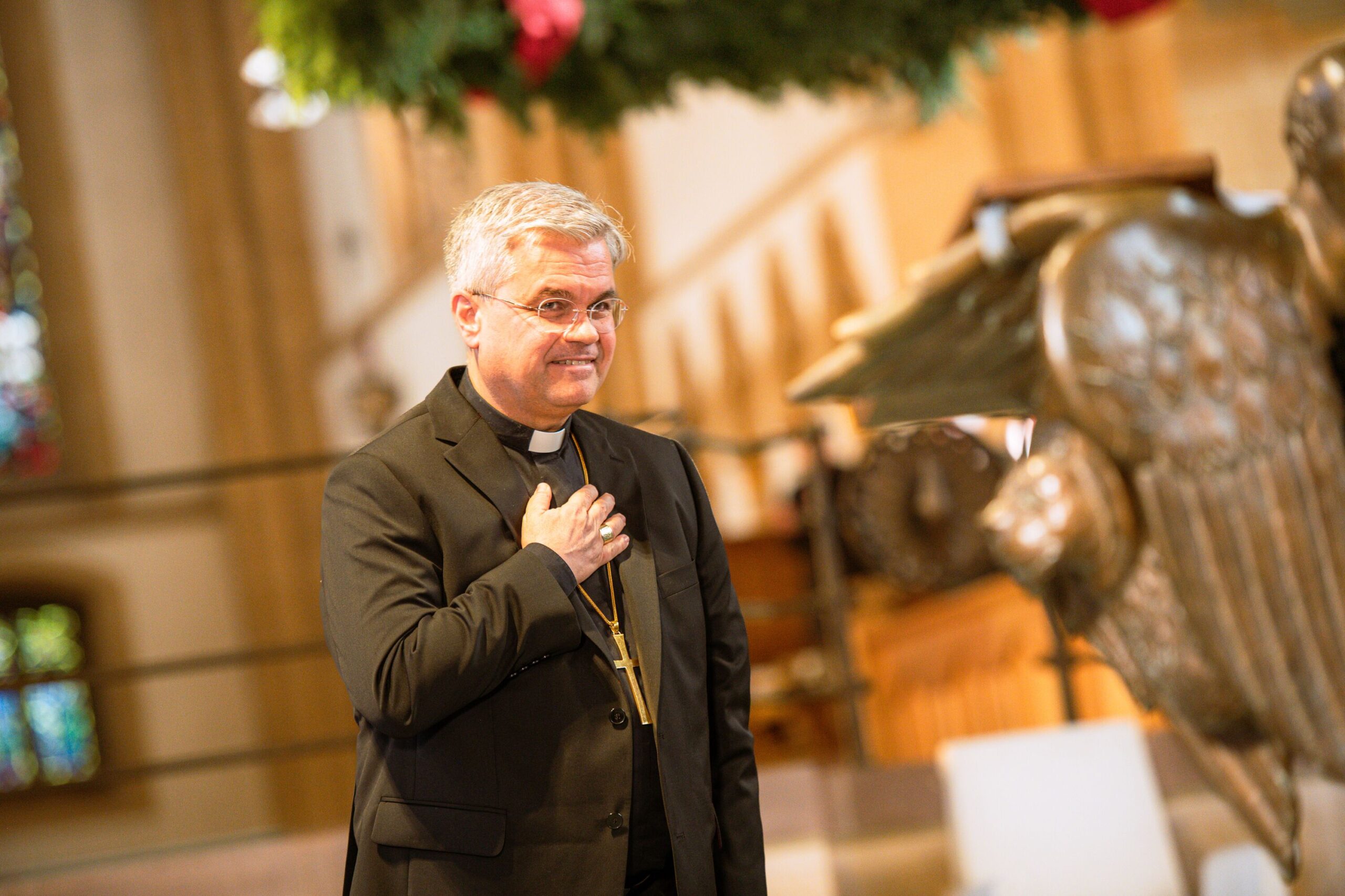 Der neue Erzbischof von Paderborn, Dr. Udo Markus Bentz verneigt sich vor den Gläubigen im Paderborner Dom.